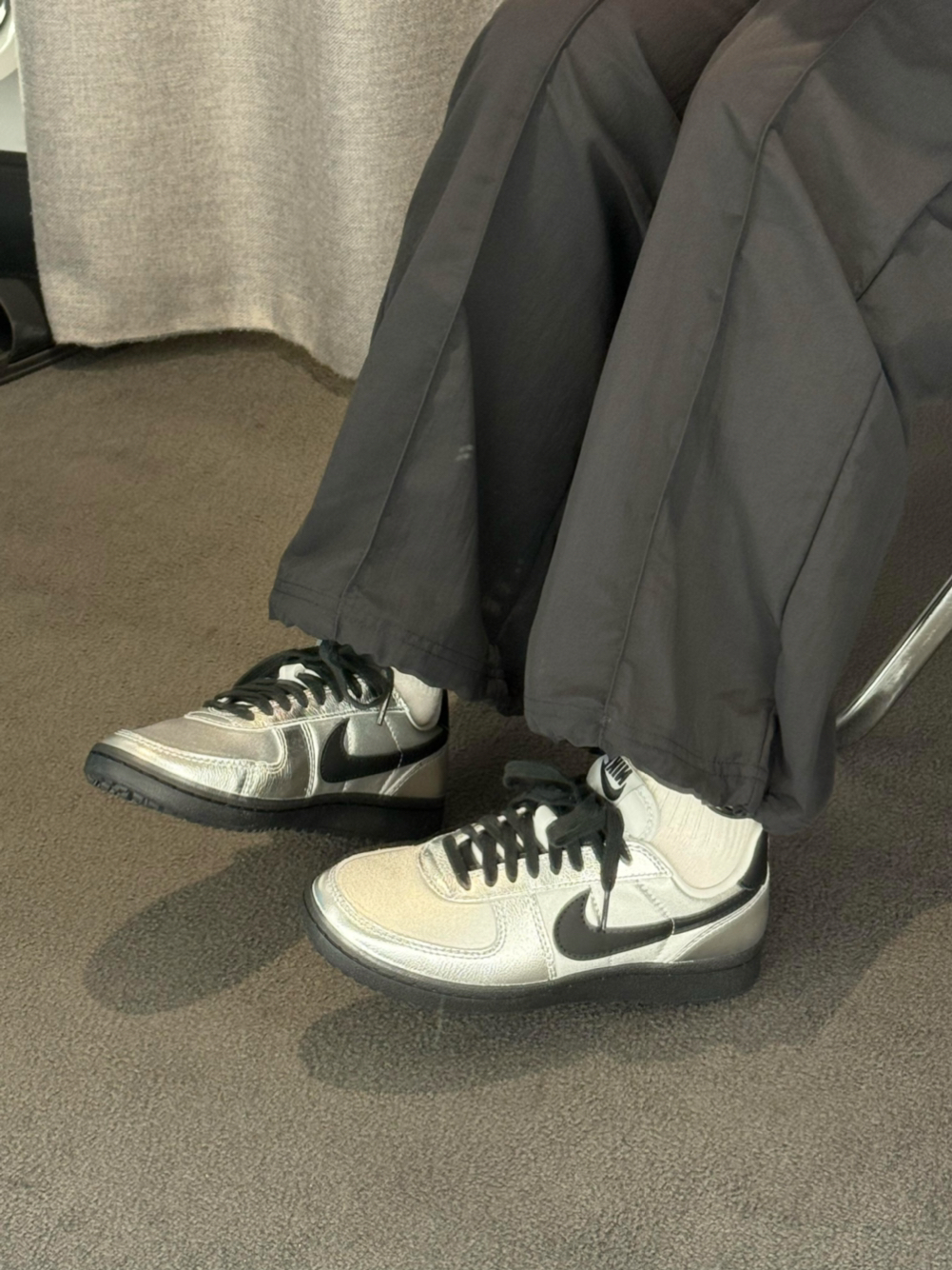 🖇️银色的General真的美到我狠狠心动!🤩
整双鞋质感直接拉满,高级感扑面而来。
亮面银色