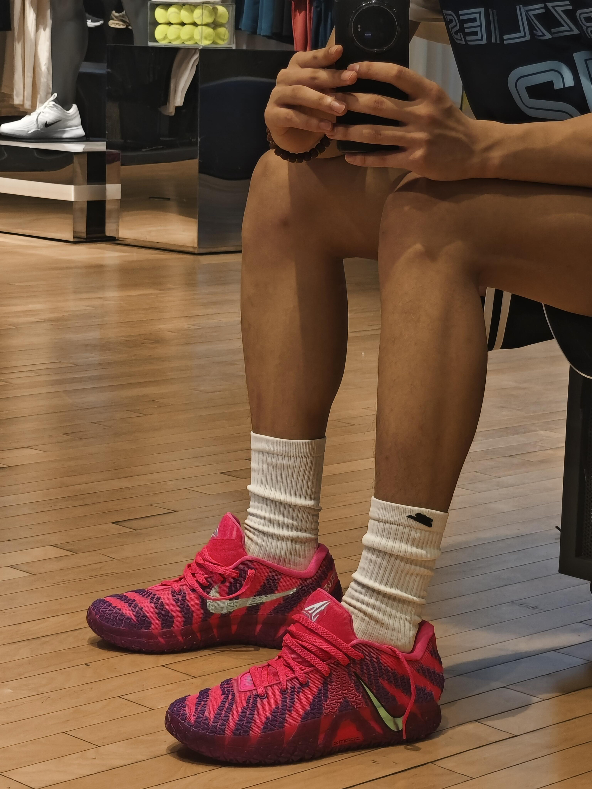 被这双火龙果球鞋种草了！甜妹打球也能slay