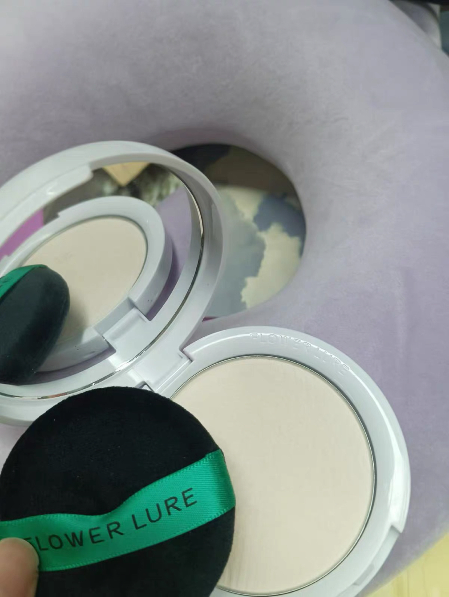 学生党必入！20+的花间颂粉饼太能打了

◦ 花间颂粉饼实测｜控油磨皮还不卡粉

◦ 挖到宝藏！二十