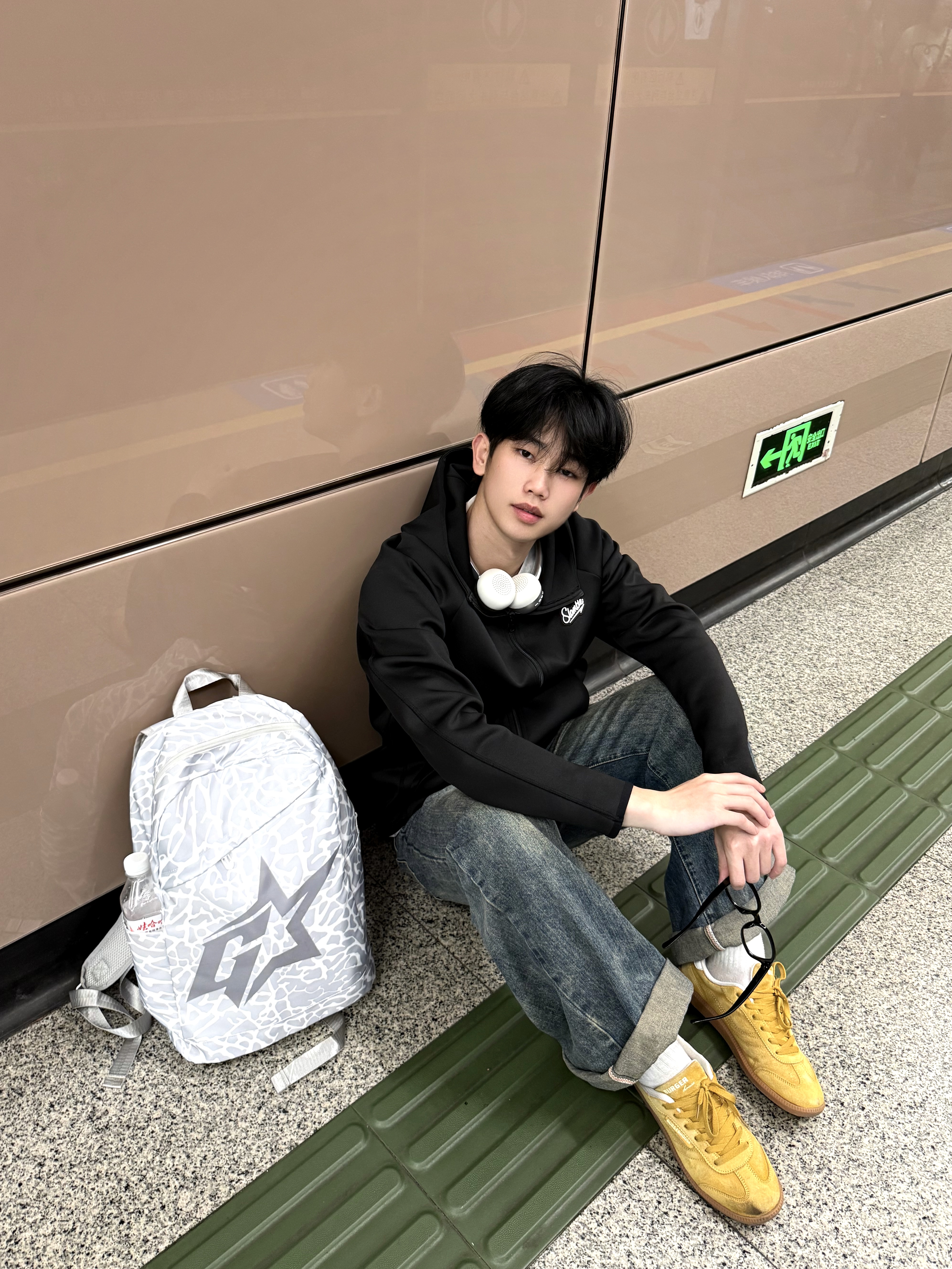 地铁随拍｜这套松弛感OOTD真的很耐看✨