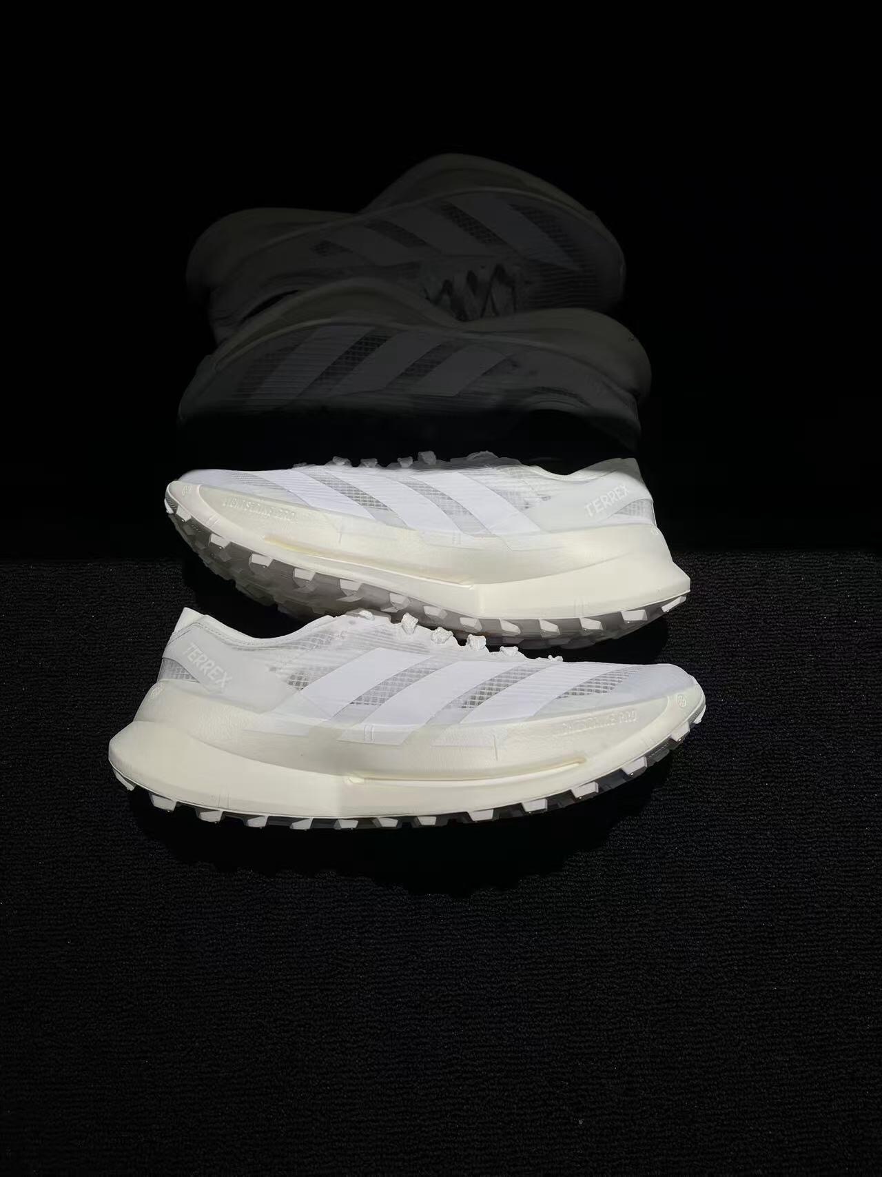 阿迪达斯轻量竞速跑鞋，全白配色太绝了！🏃‍♂️轻量化网眼鞋面，透气又耐造，包裹感恰到好处