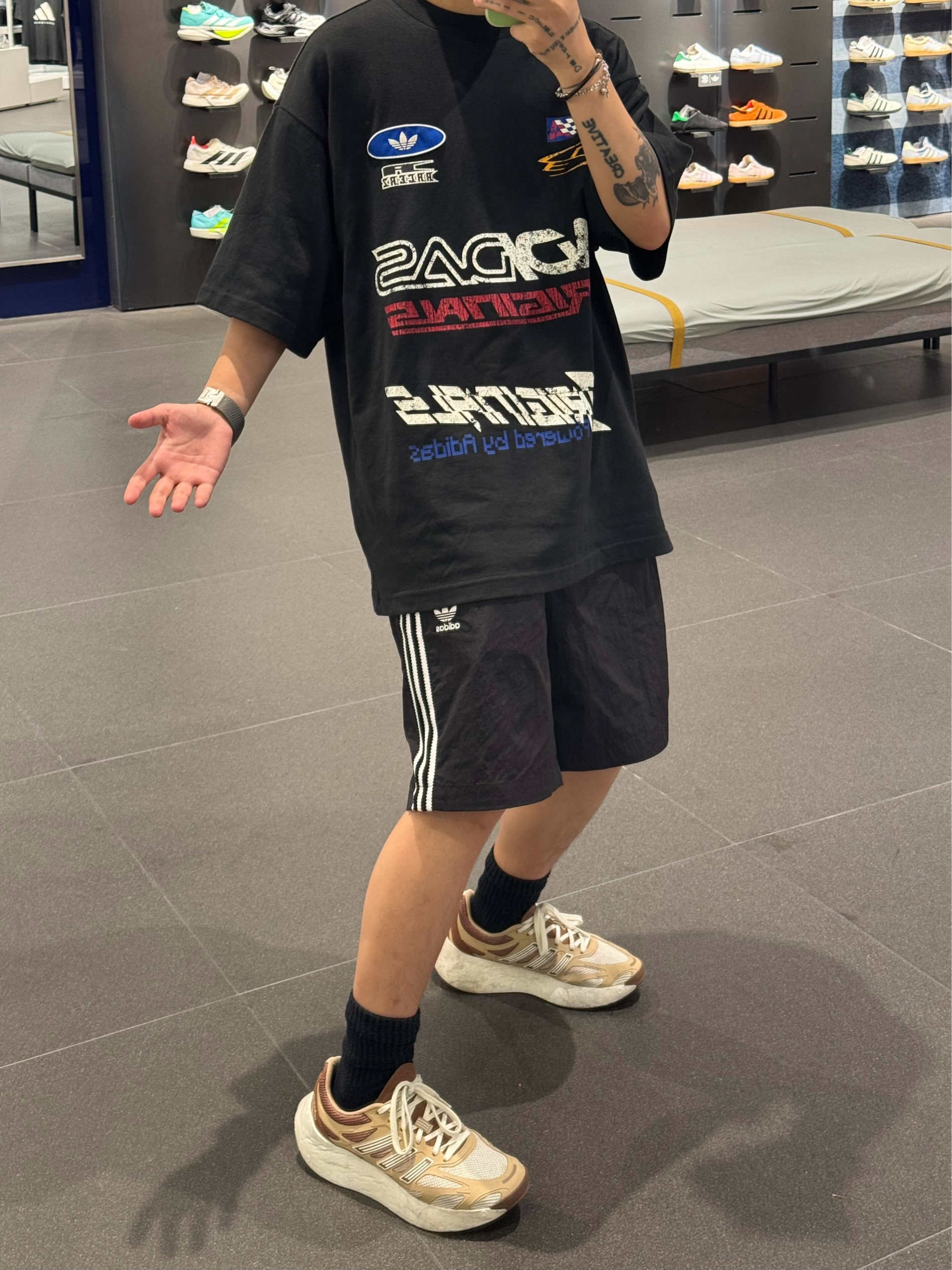 三叶草真的太懂潮流了!直接把复古街头感焊在身上✨
Adidas赛车系列复古做旧印花T恤,满版复古印花