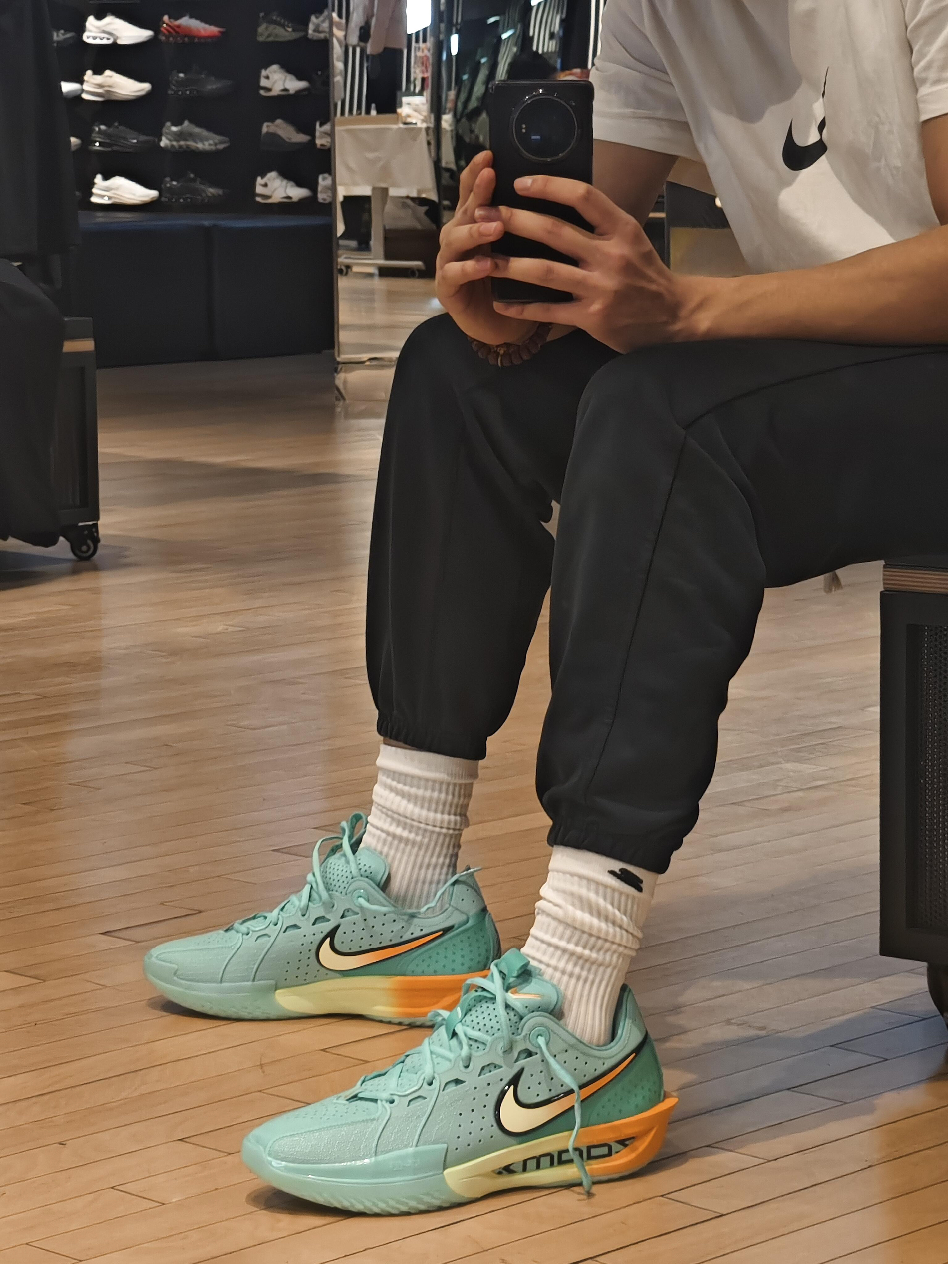 💥球场外的焦点
Nike的Swoosh Logo自带气场,清新薄荷绿搭配活力橙黄