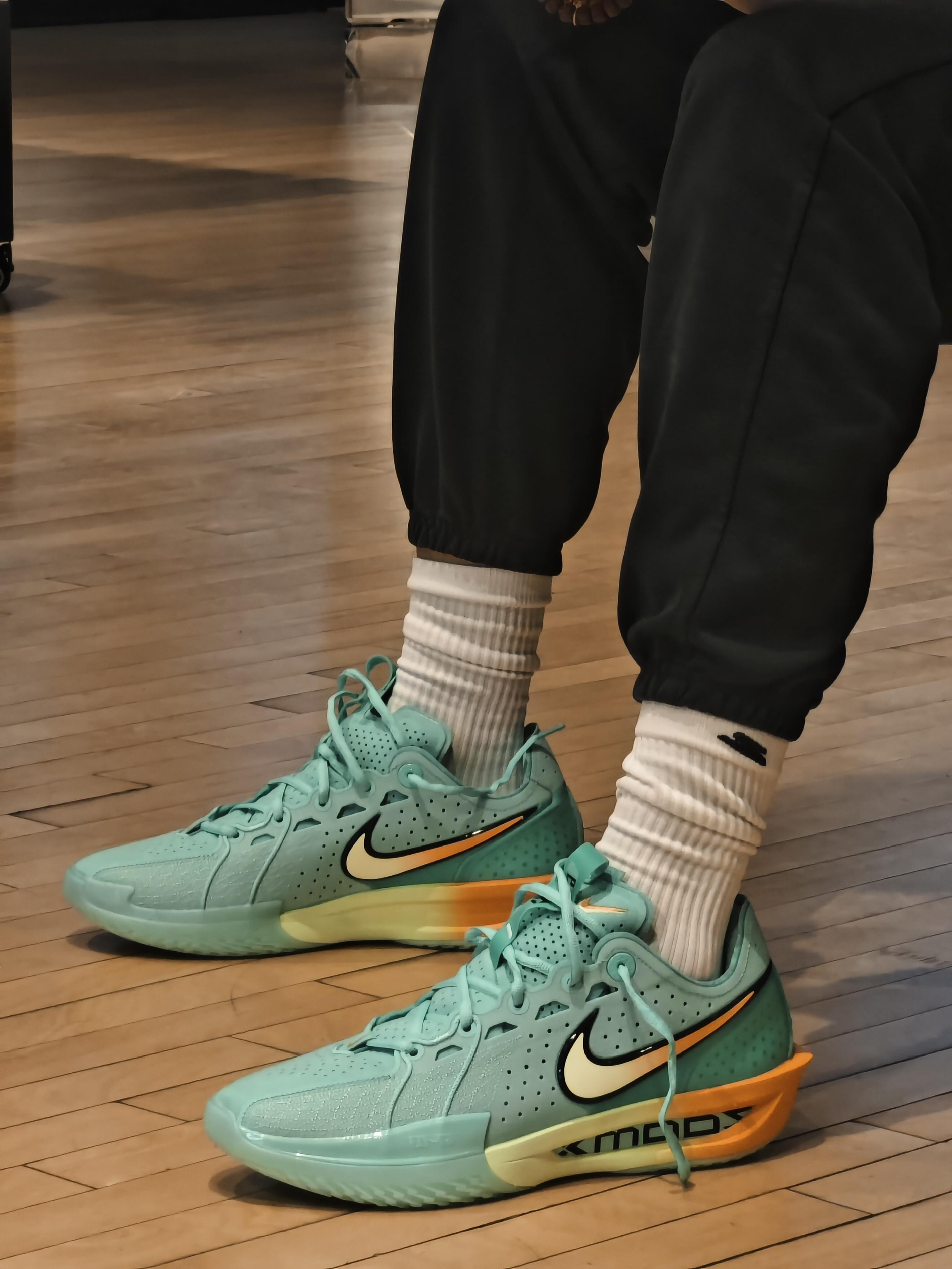 💥球场外的焦点
Nike的Swoosh Logo自带气场,清新薄荷绿搭配活力橙黄