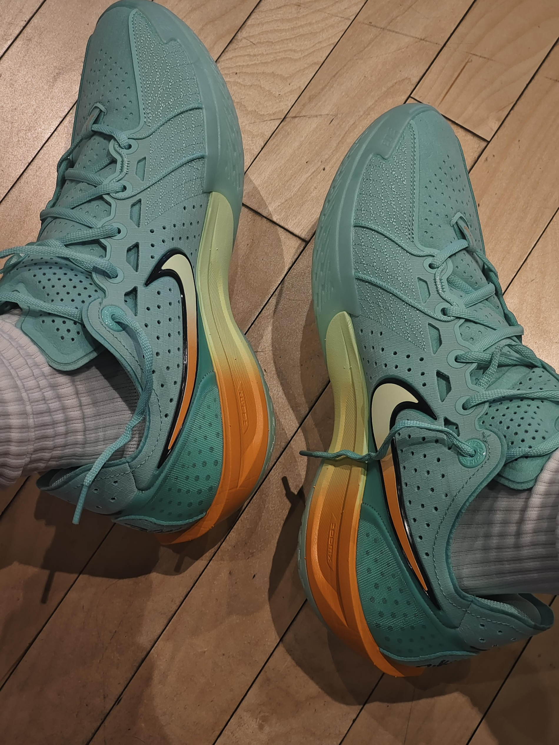💥球场外的焦点
Nike的Swoosh Logo自带气场,清新薄荷绿搭配活力橙黄