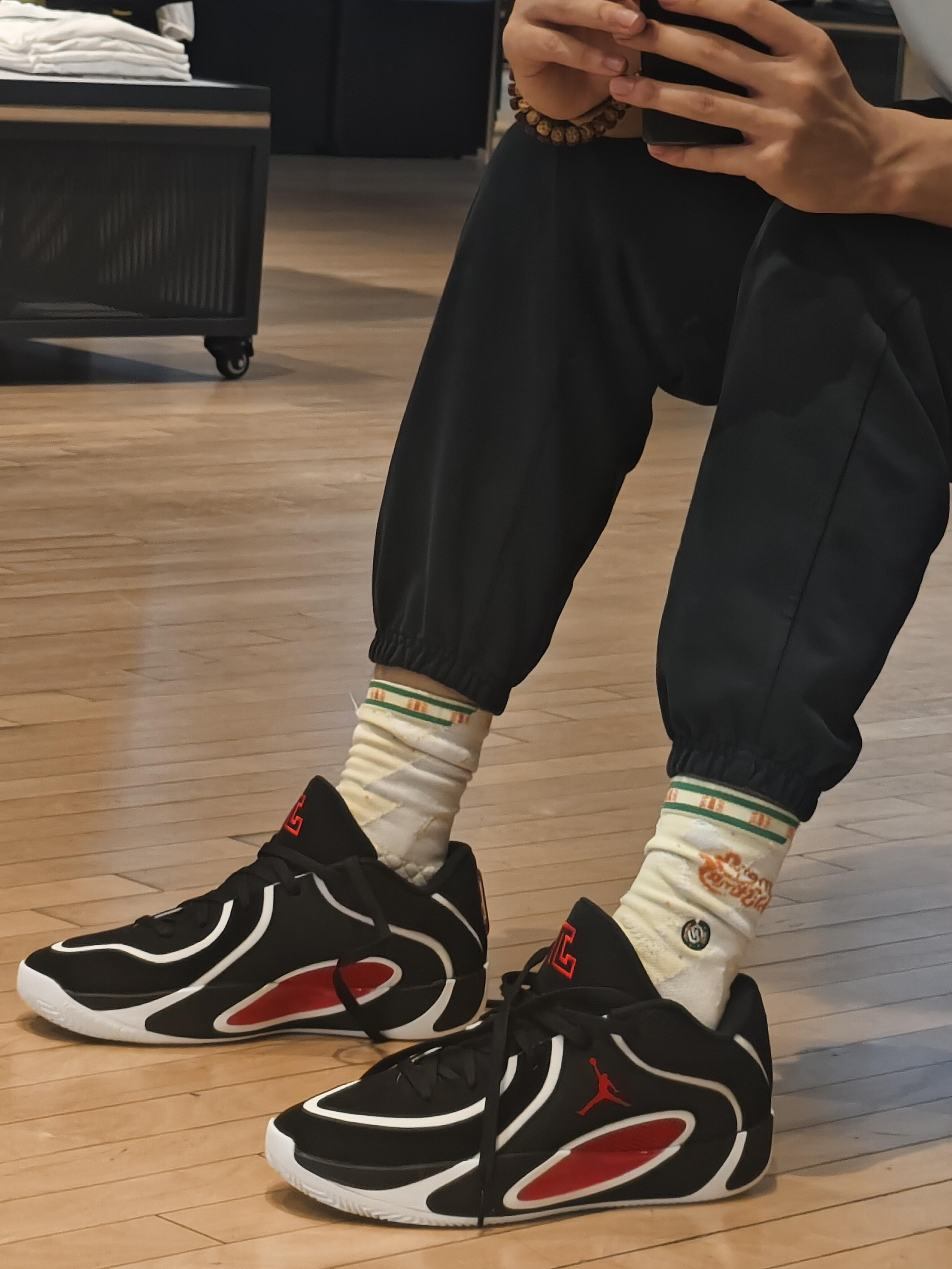 黑红利刃，獭兔的赛场进化
黑底如夜，白刃破风，一抹红是他后撤步时的致命弧线——塔图姆4代