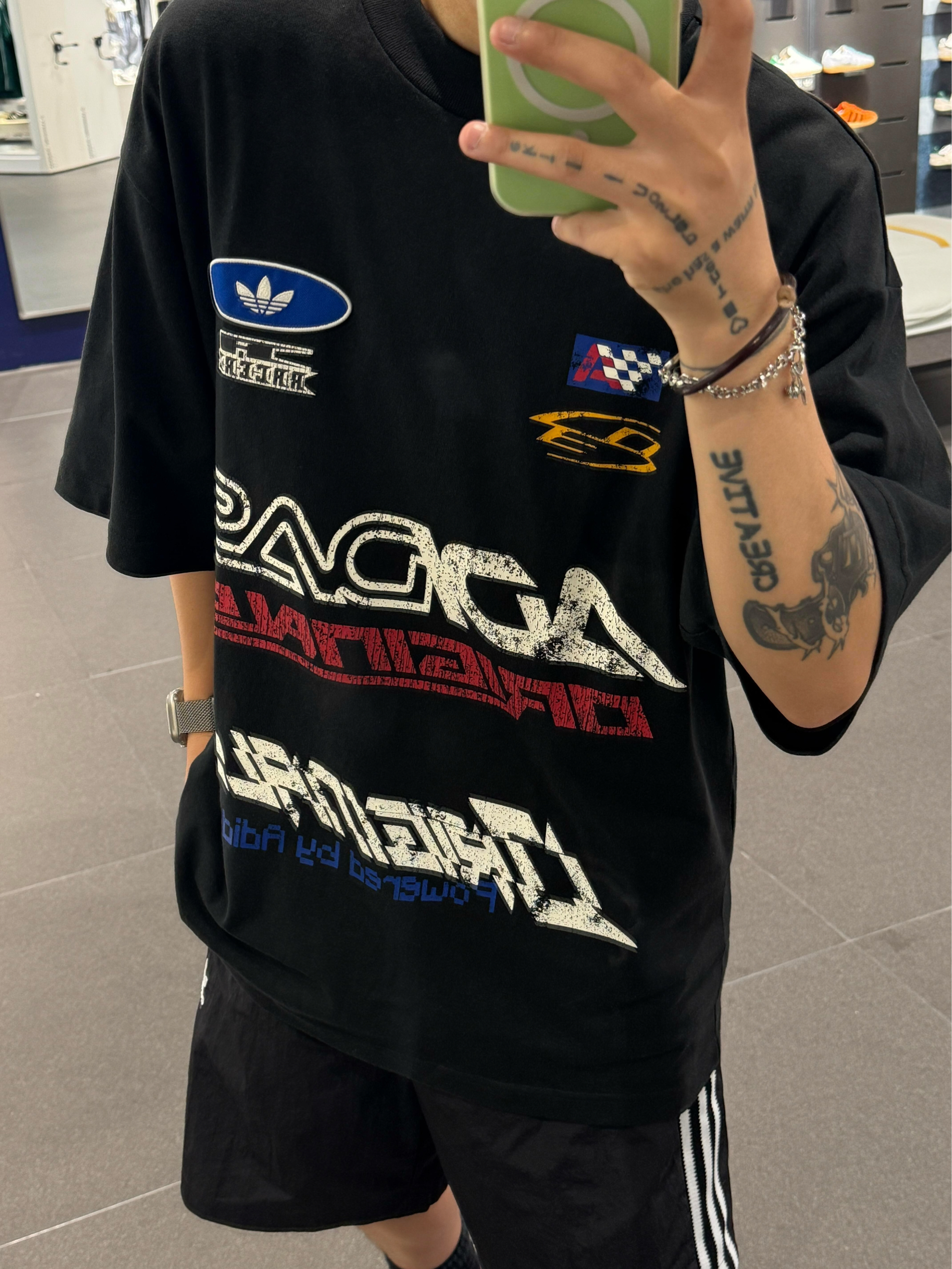 三叶草真的太懂潮流了!直接把复古街头感焊在身上✨
Adidas赛车系列复古做旧印花T恤,满版复古印花