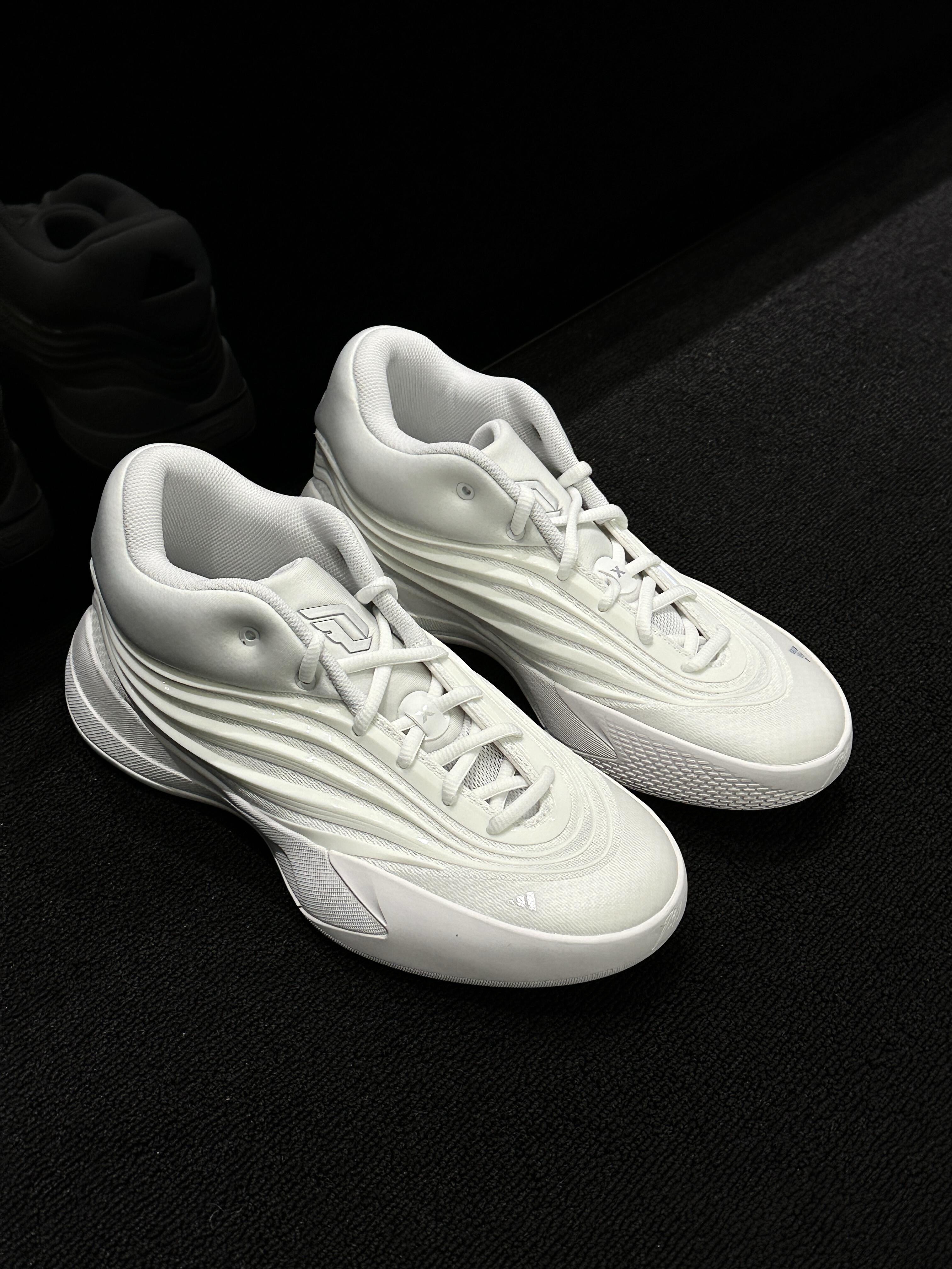 🏀 阿迪达斯Dame X 纯白战靴｜干净到封神的白月光球鞋上场是利落利刃，下场是百搭穿搭神器