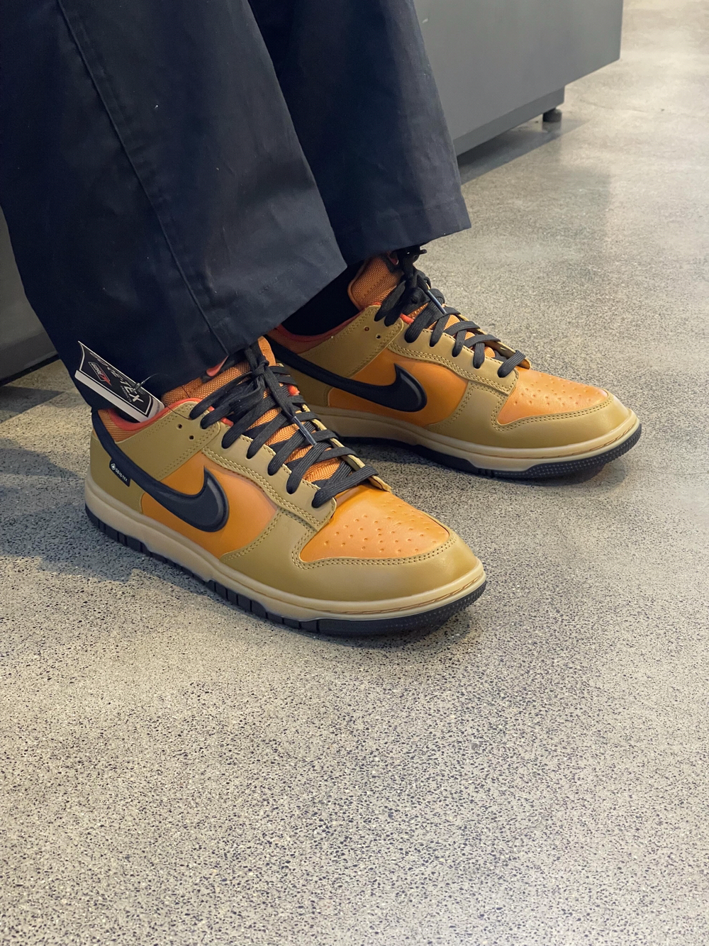 终于对这双Nike Dunk Low GTX下手了！金橙拼色直接戳中复古控心巴🍂

• 配色设计：