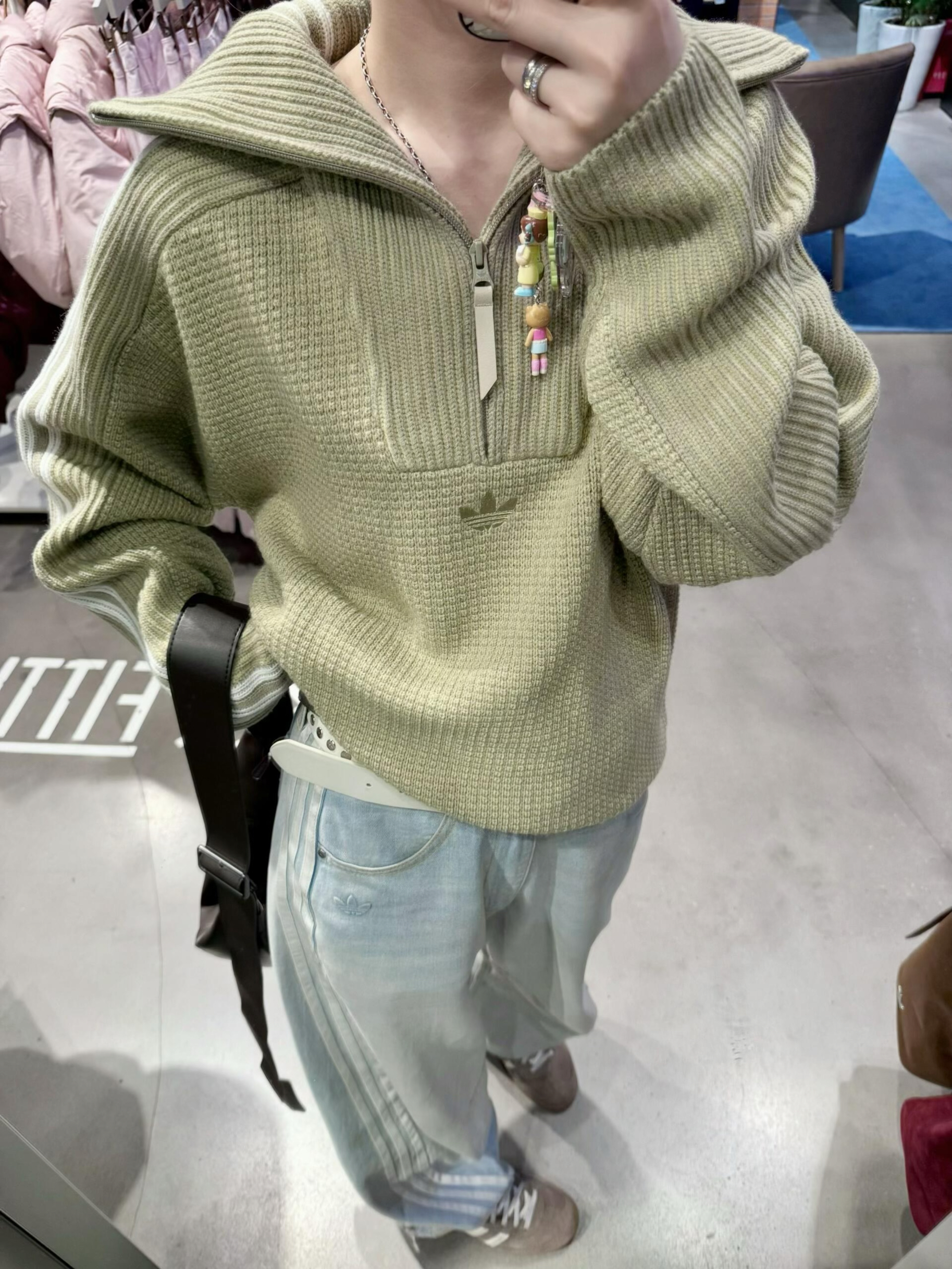 挖到宝了！阿迪这件半拉链毛衣我先锁死啦✌🏻
今日OOTD主打一个“随便穿穿就好看”懒人穿搭天花板