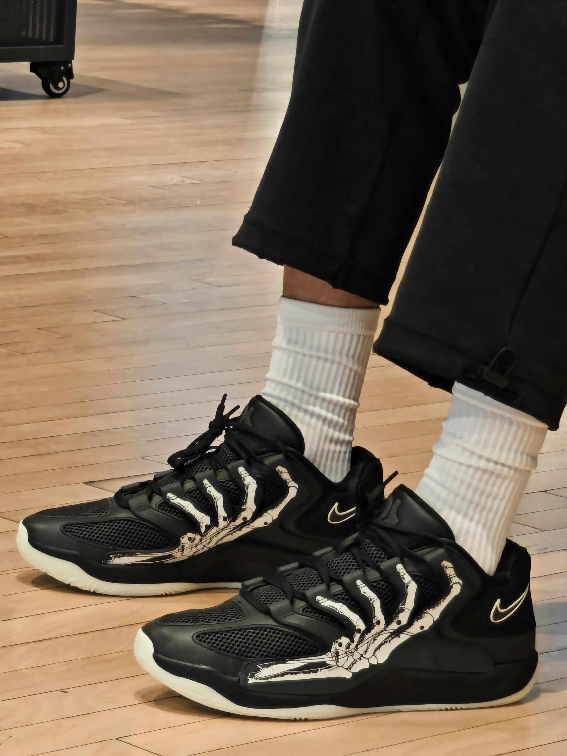 KD18「死神之握」，不止是战靴，更是态度。