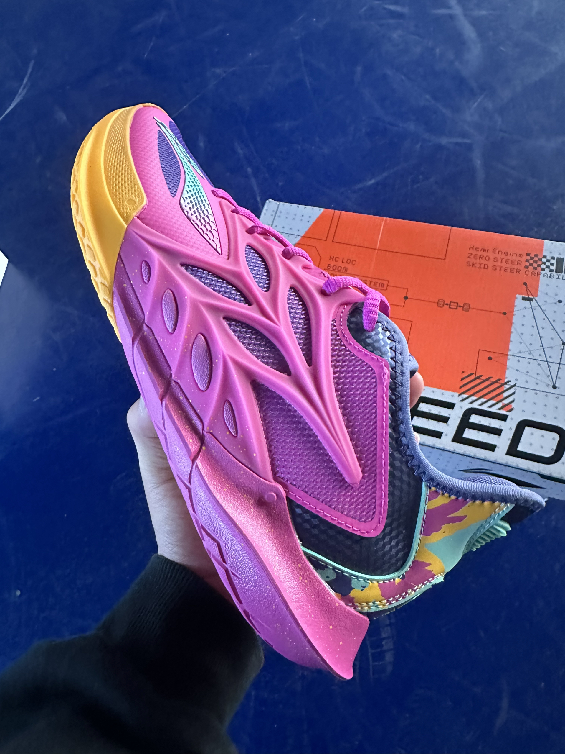 校园联赛实测李宁闪击12：玫红橙底超吸睛，后卫突破超跟脚