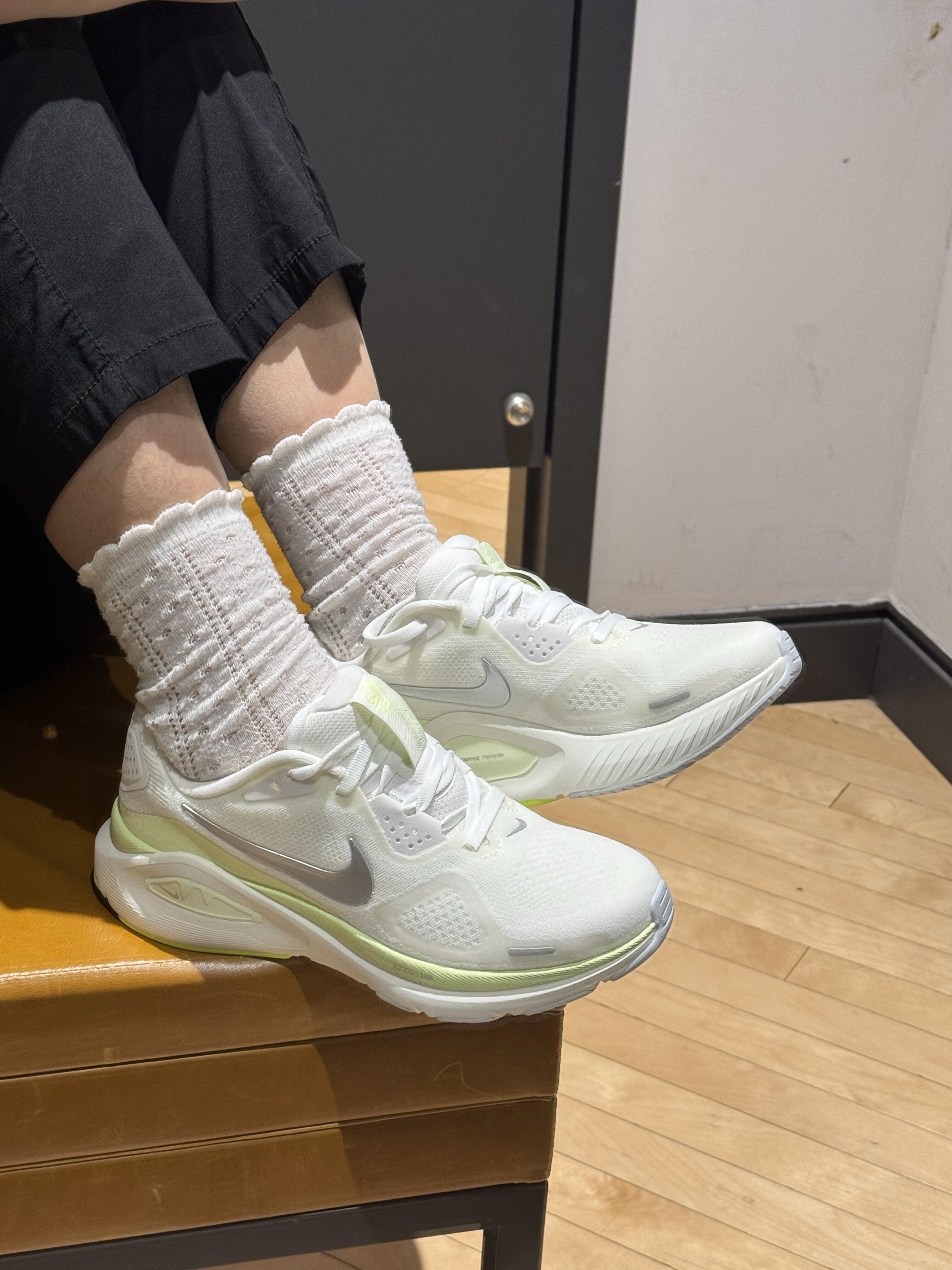 这双Nike跑鞋也太懂春天了吧！💚奶白鞋身撞上清透青柠绿，温柔感直接戳中我心巴✨