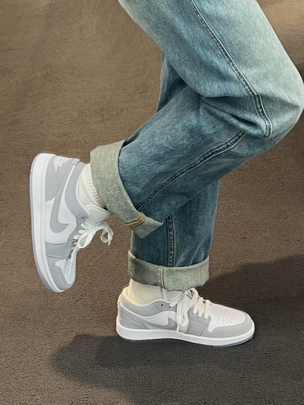 这双灰白AJ1 Low真的是鞋柜里的常青树！🩶
干净的白灰撞色，像把云朵和雾霭揉进鞋里，
低调又高