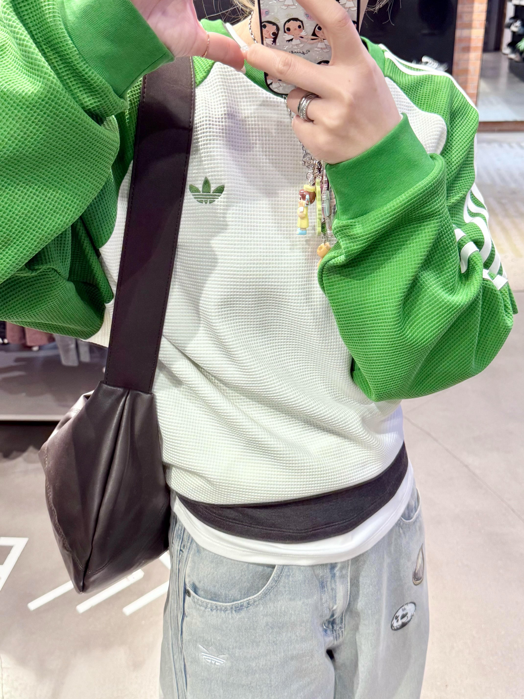 被问爆的阿迪复古绿撞色华夫格卫衣也太绝了💚
今日份元气与氛围感，全是三叶草给的✨

这件绿白撞色真
