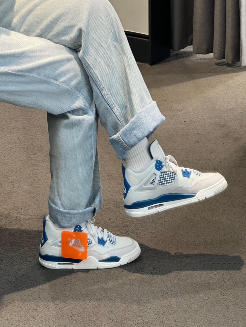 这双Air Jordan 4真的是春日海盐汽水本水💙
干净白蓝撞色+经典鞋型，清爽又复古，少年感直