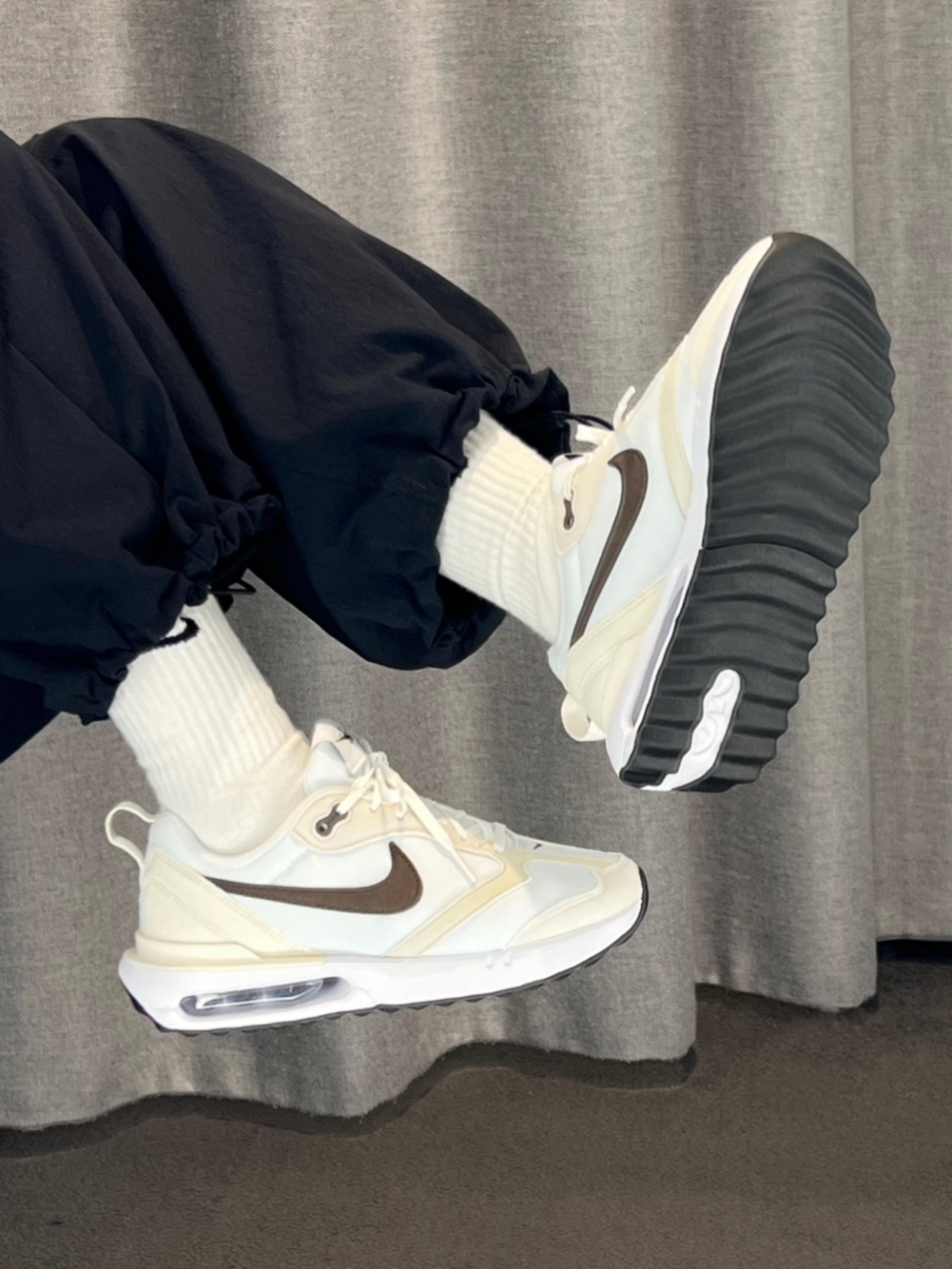 夏日新晋出游鞋搭子来啦～
这双Air Max Dawn白灰黑配色真的长在审美上！
整体以干净白色为主