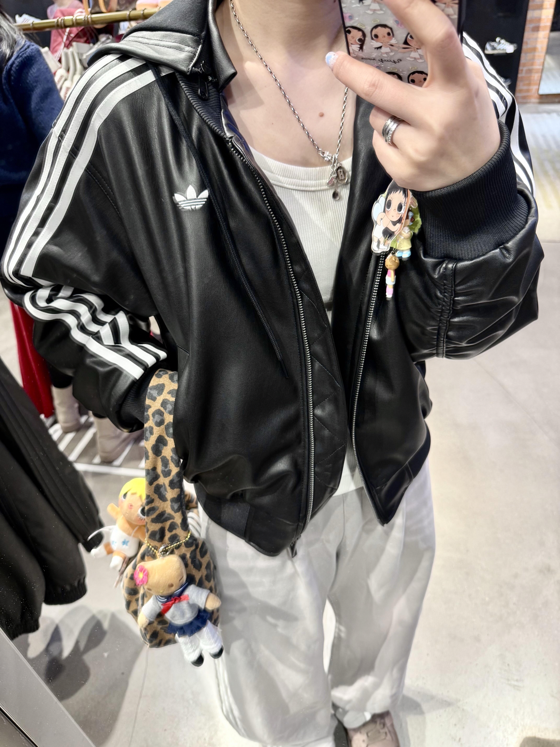 又在逛阿迪店啦|今天直接被这件皮夹克帅晕!
今天这套黑皮衣+白运动裤真的搭到骨子里✨
经典三条纹一