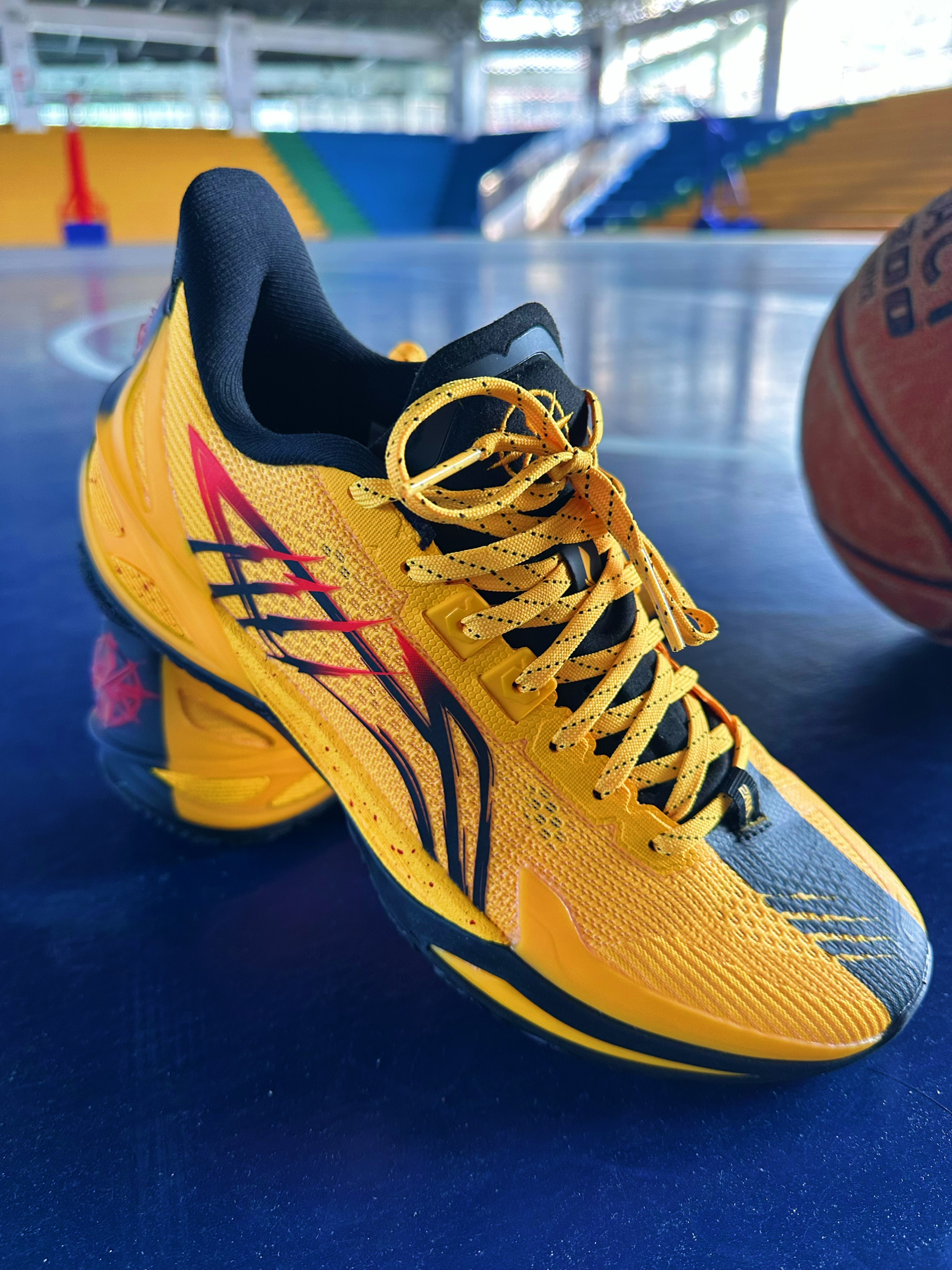 李宁利刃6V2龙虎斗⚠️撞色设计，藏着李小龙的武道风骨