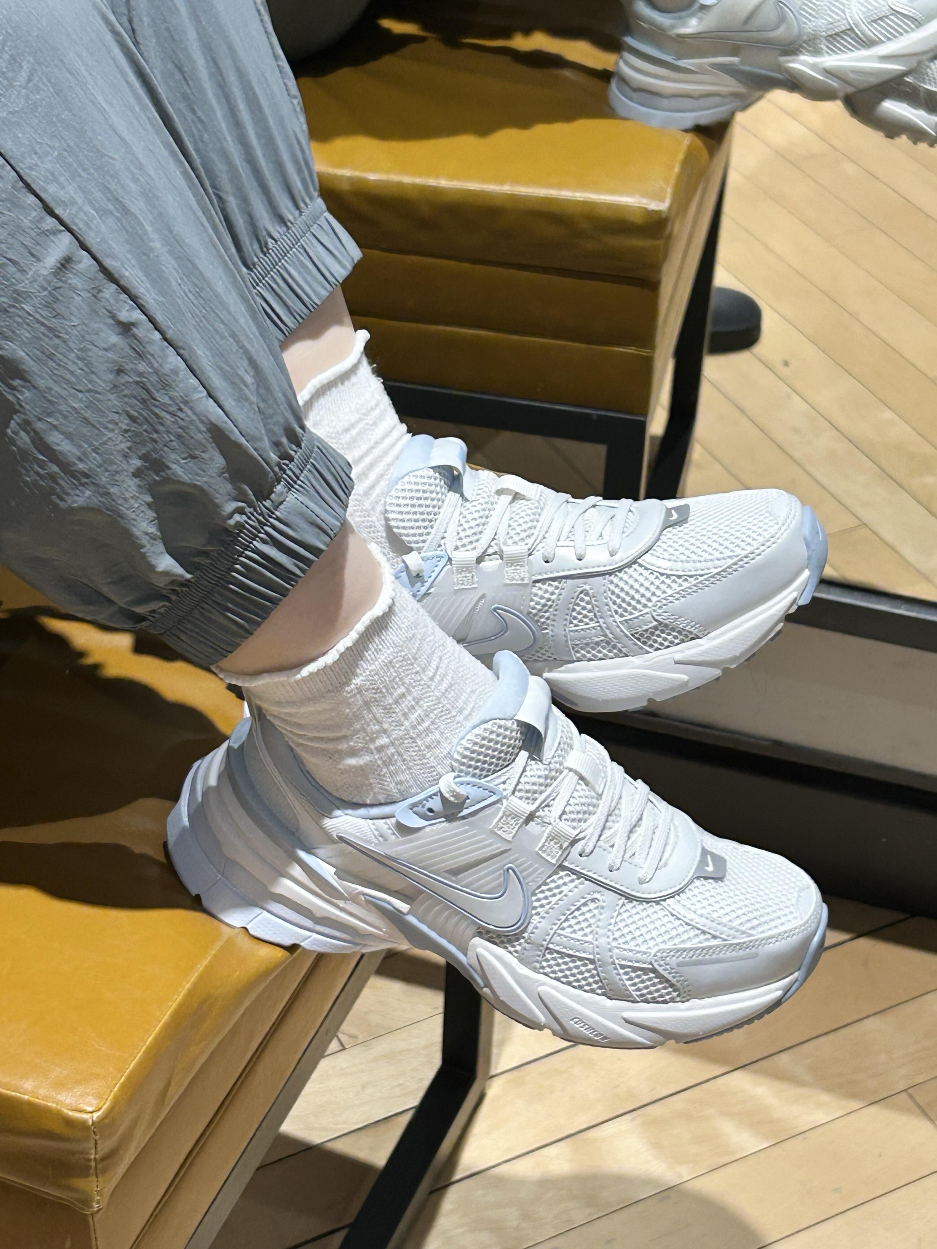 🥹这简直就是夏天必备！Nike V2k冰碎蓝也太会了🩵这个冰蓝色真的巨戳我，清清爽爽奶呼呼的