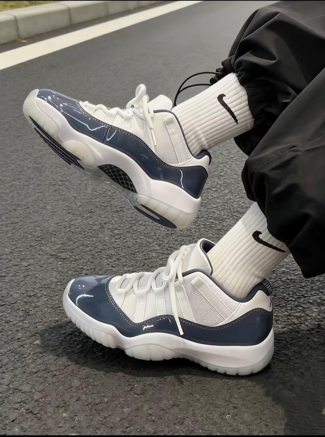 Air Jordan 11 Low 系列（具体为 Diffused Blue / 雾霾蓝 配色，也