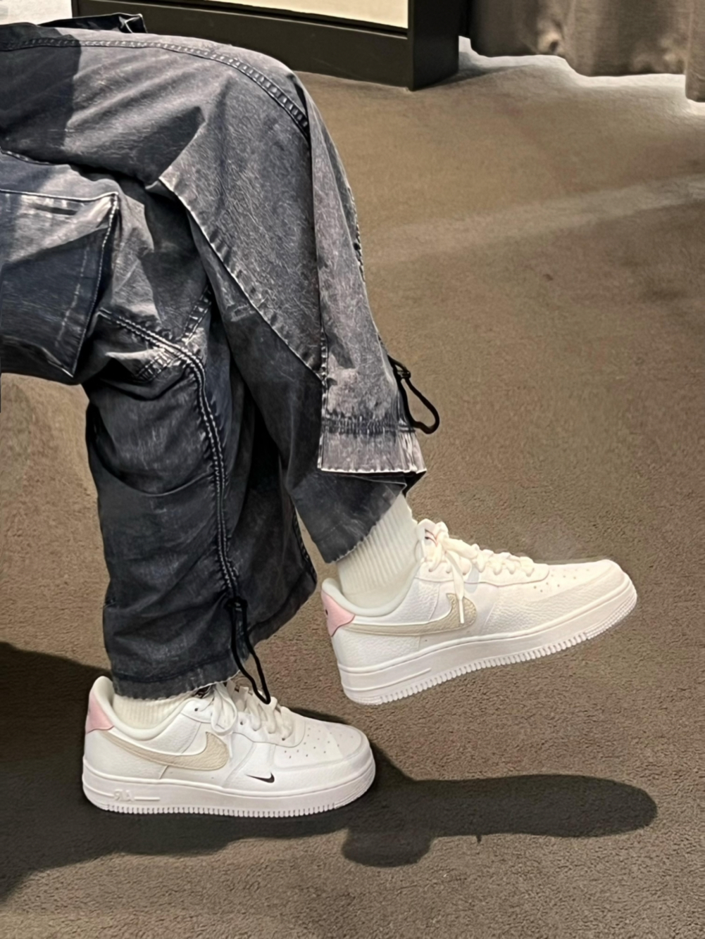 谁懂啊家人们！这双Air Force 1真的是甜妹穿搭天花板😭
奶白荔枝纹皮革+浅灰勾边+樱花粉尾