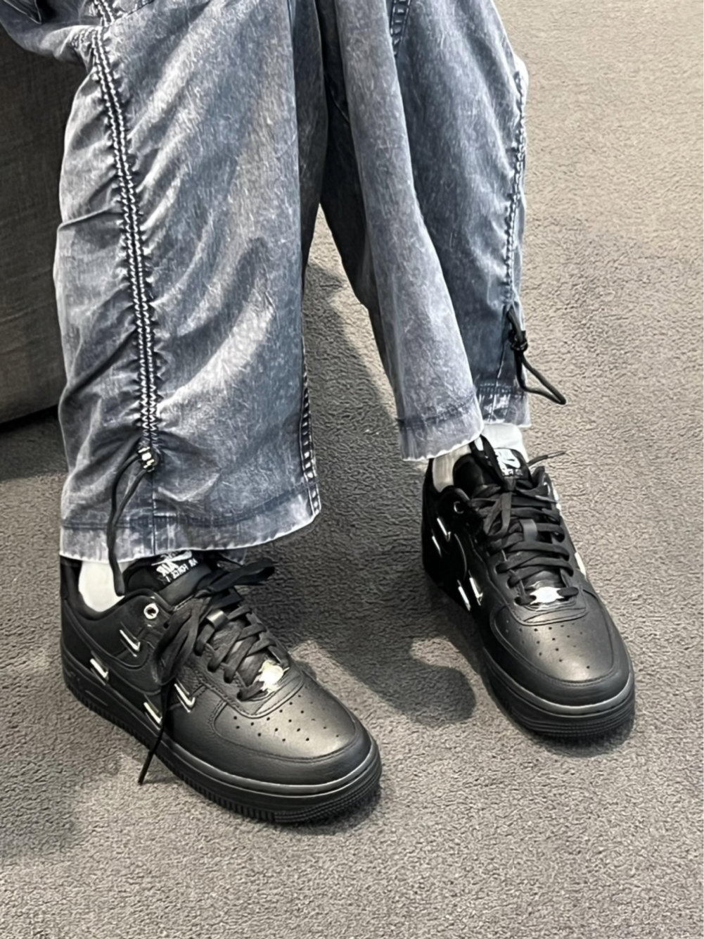 谁懂啊家人们！这双全黑Air Force 1真的是酷盖穿搭天花板😭
全黑荔枝纹皮革+多颗金属小勾点