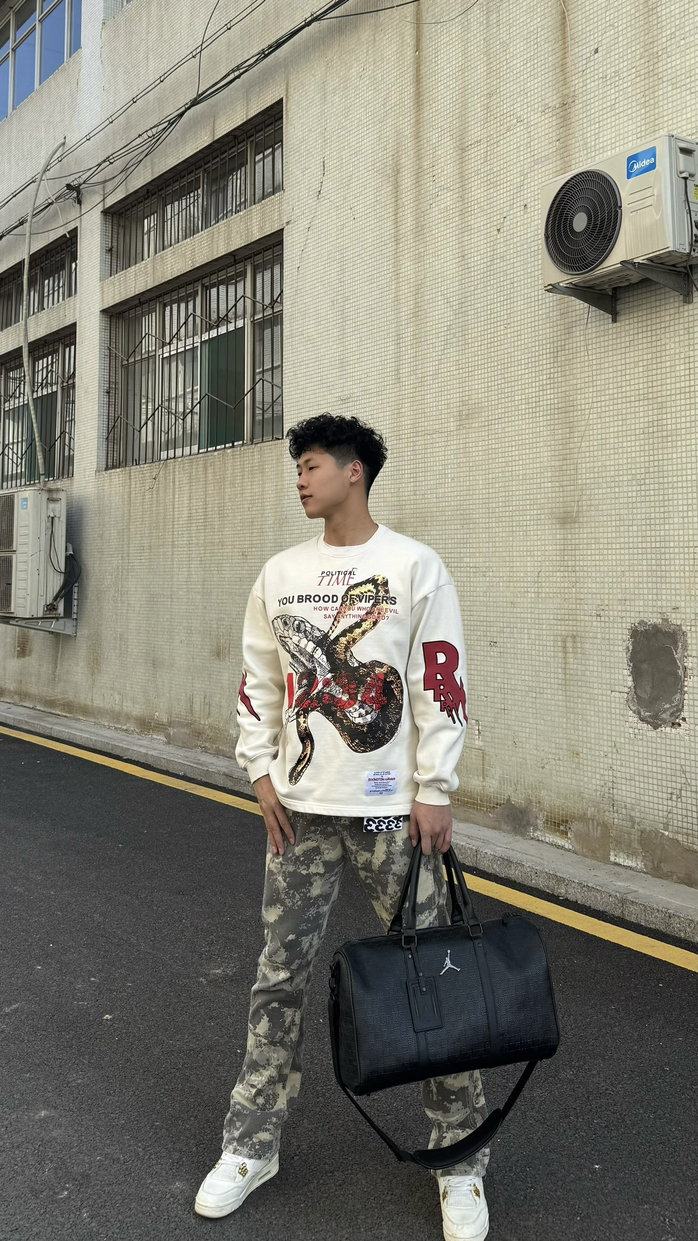 🌿 入春街头感穿搭|蛇纹卫衣+迷彩裤的美式复古感