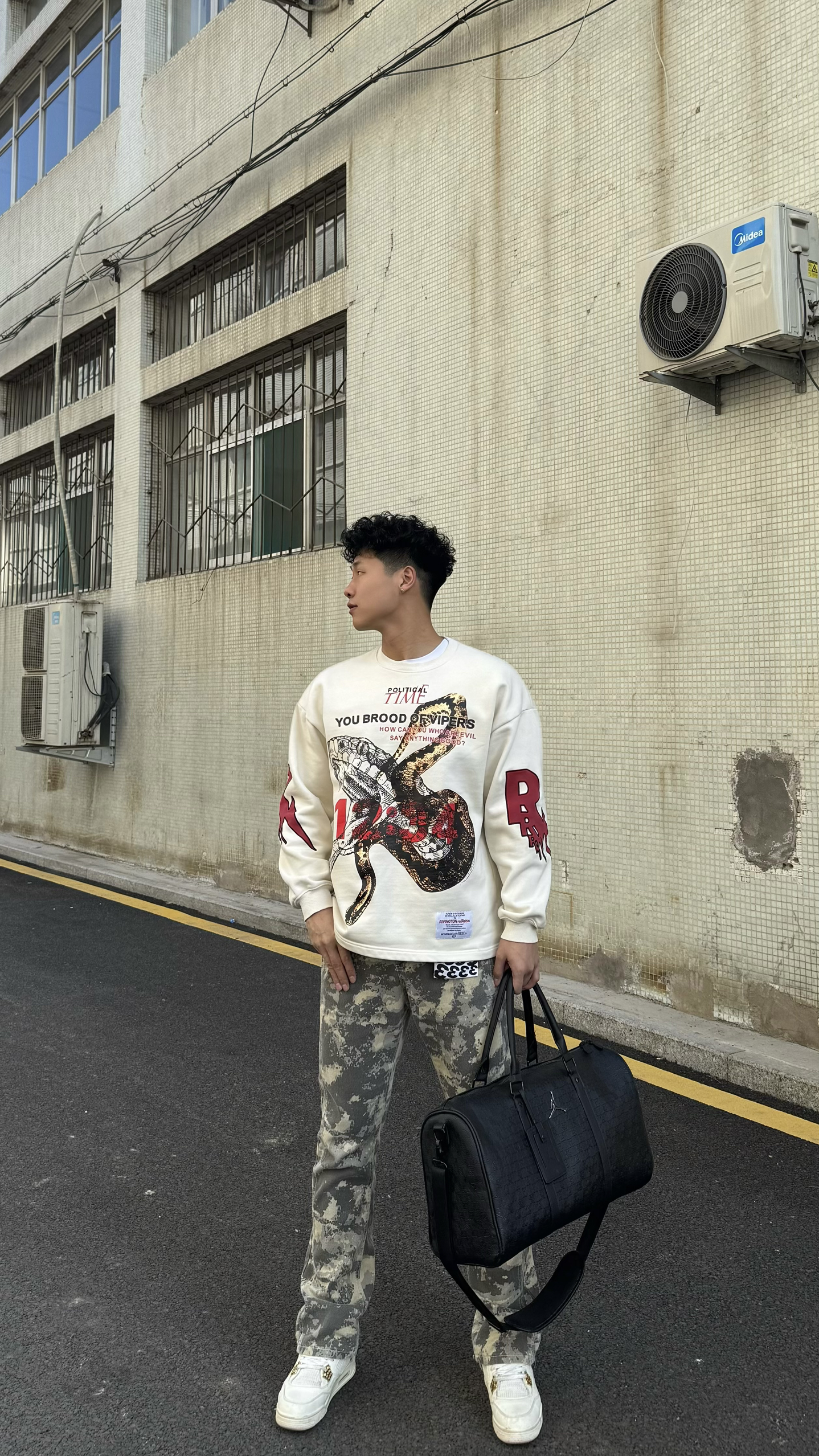 🌿 入春街头感穿搭|蛇纹卫衣+迷彩裤的美式复古感