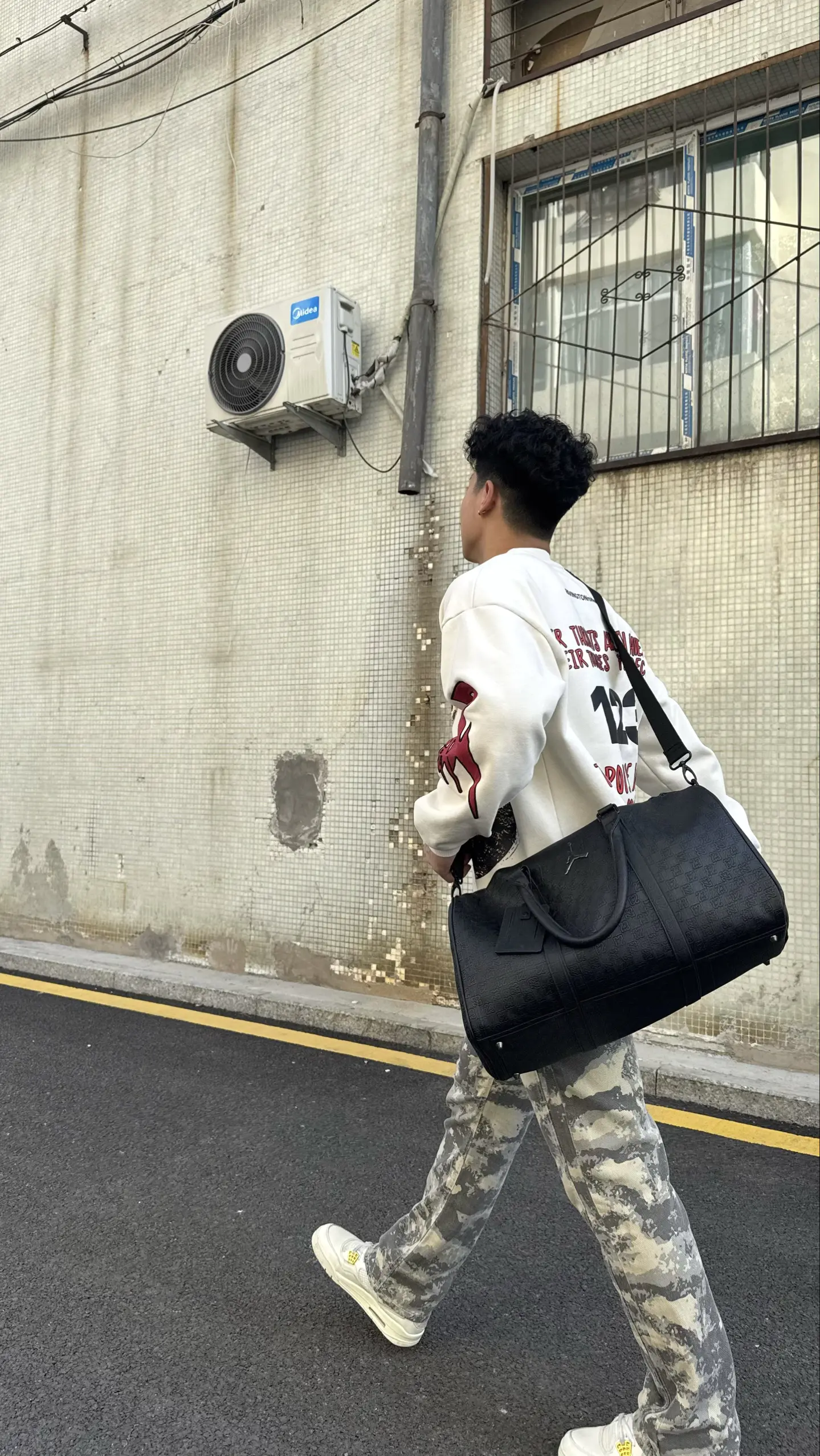 🌿 入春街头感穿搭|蛇纹卫衣+迷彩裤的美式复古感