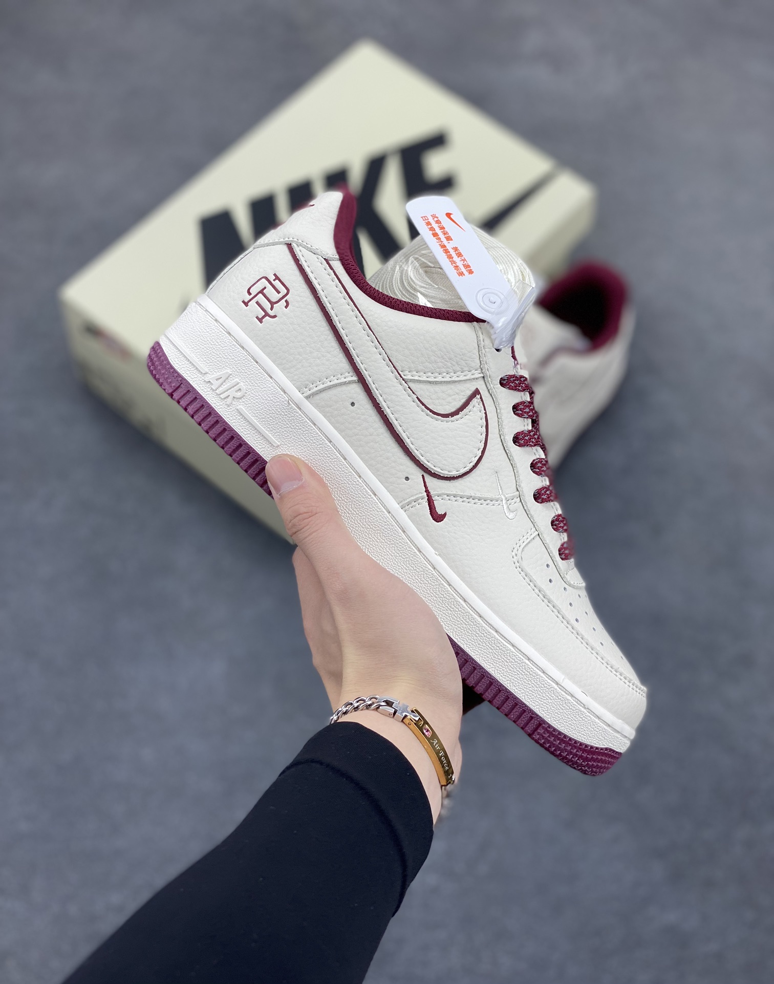 小众联名预警｜这双米白酒红AF1，高级感溢出屏幕！
