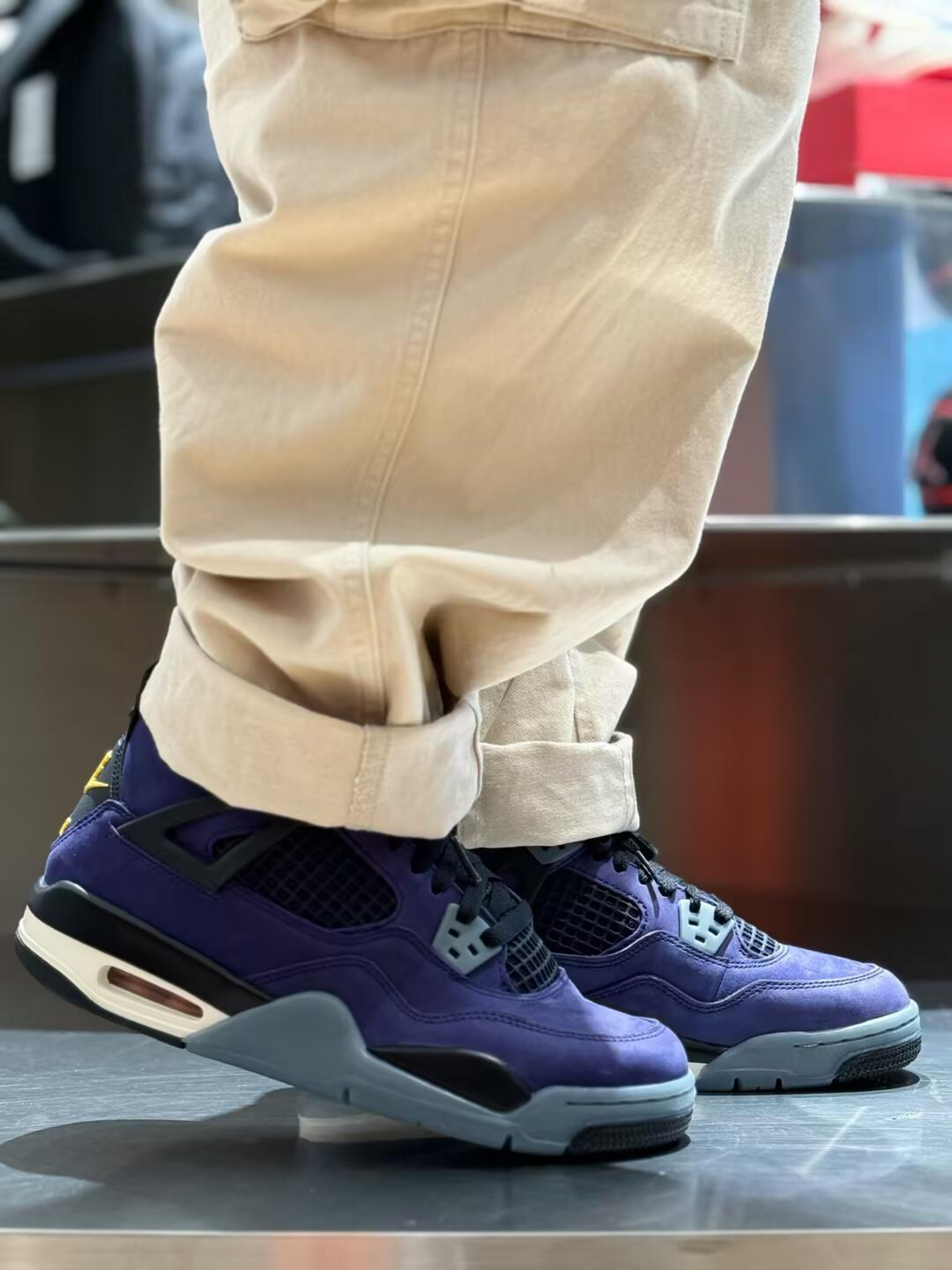 紫得高级又显贵！这双AJ4紫金湖人也太会拿捏氛围感了💜
谁懂啊家人们！这双AJ4紫金湖人一上脚直接