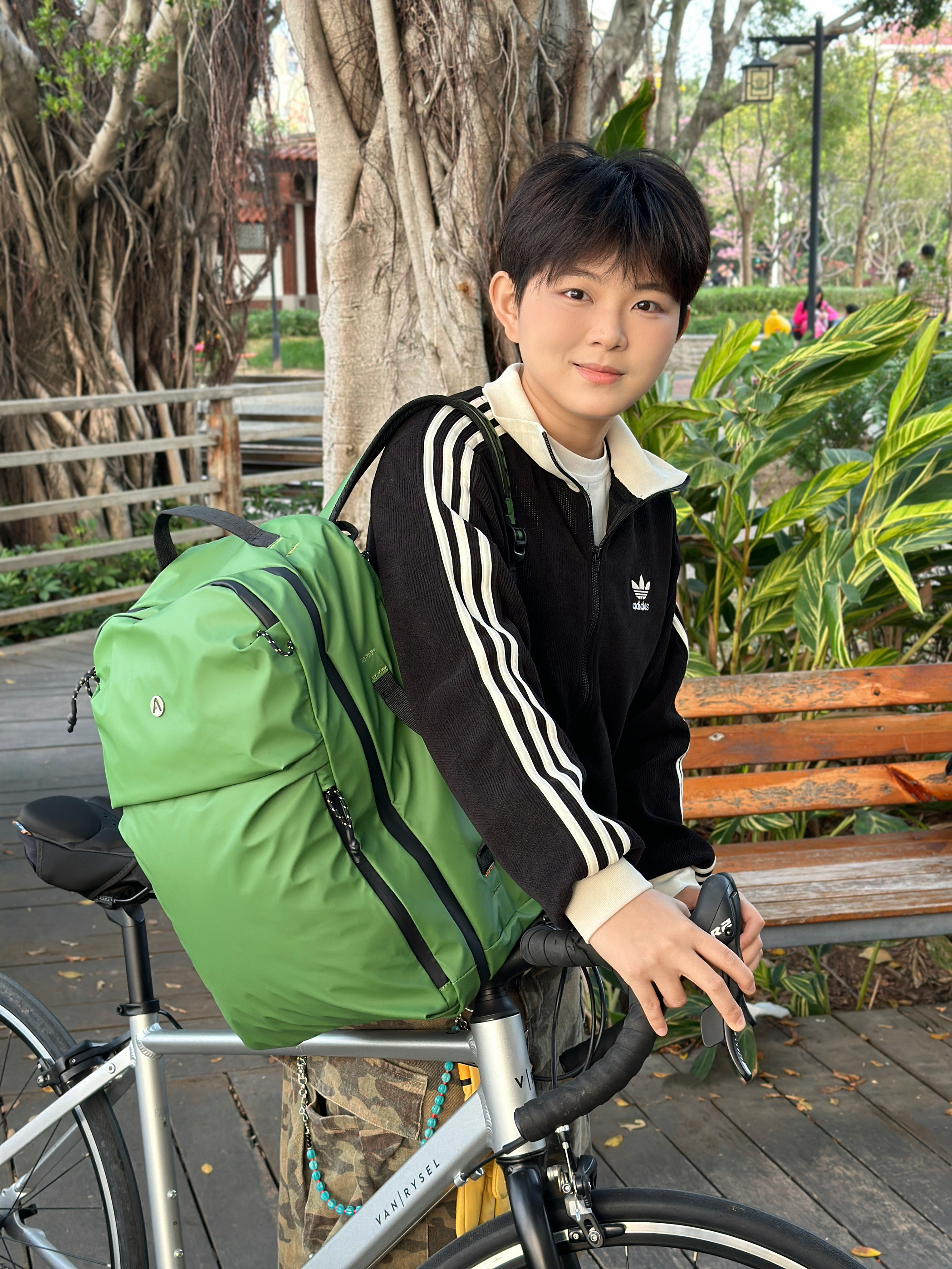 🚴‍♂️ 春日骑行 | 被这只绿书包承包了氛围感