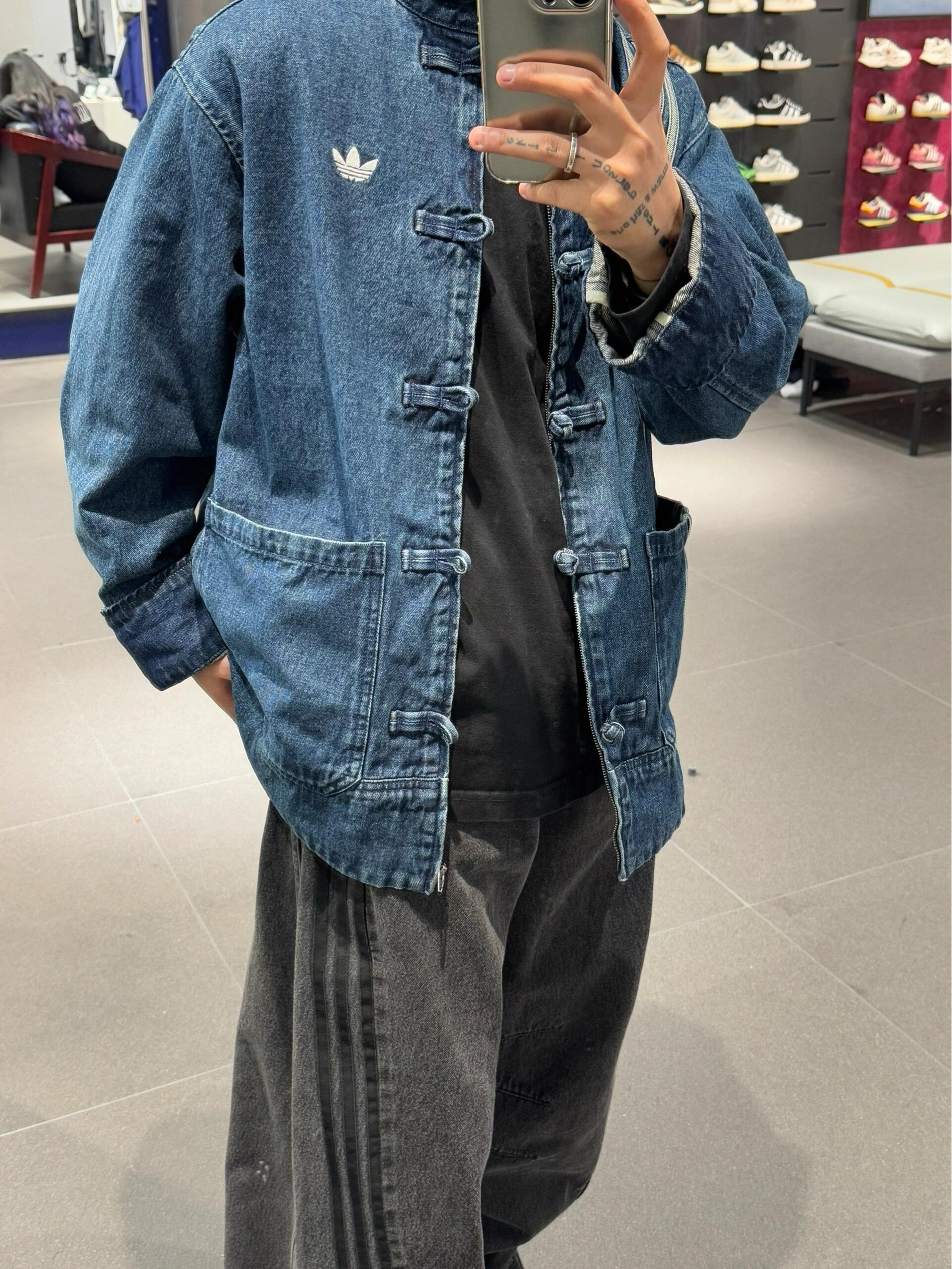 过年回家穿什么🤔
新中式3.0原色牛仔唐装新鲜到店啦！
经典丹宁做旧水洗棉料，质感在线又耐穿，
对