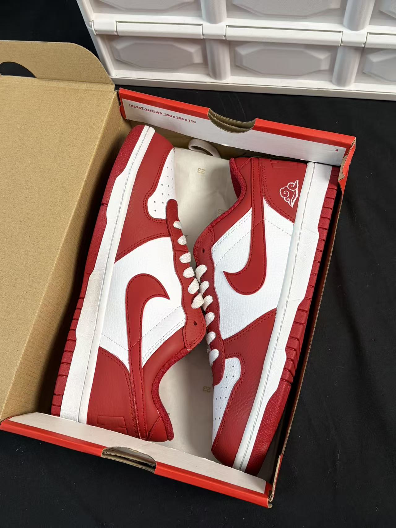 红白Dunk定制款｜低调个性的日常穿搭选择