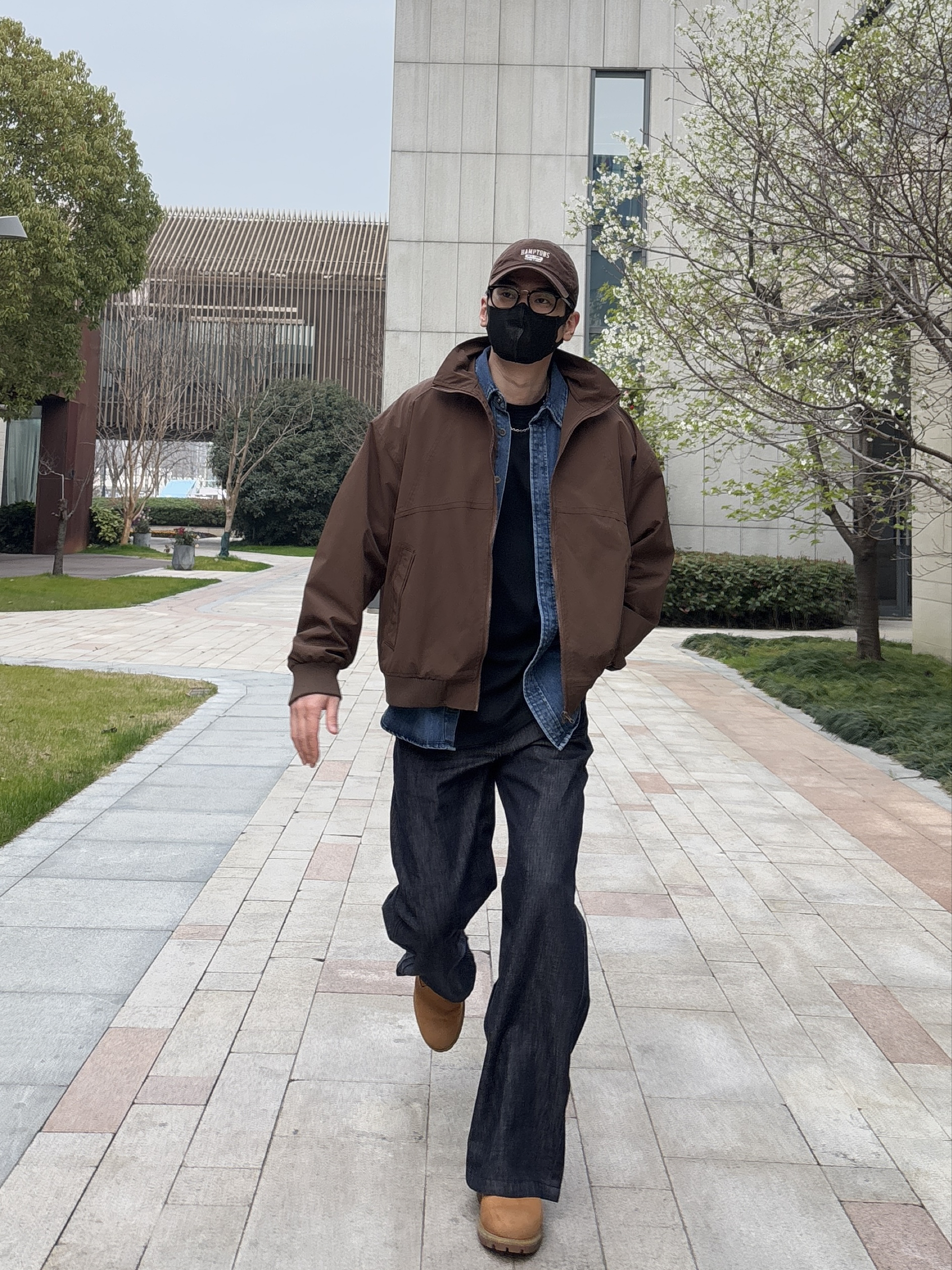 咖色工装夹克叠穿牛仔，硬朗又耐看👍