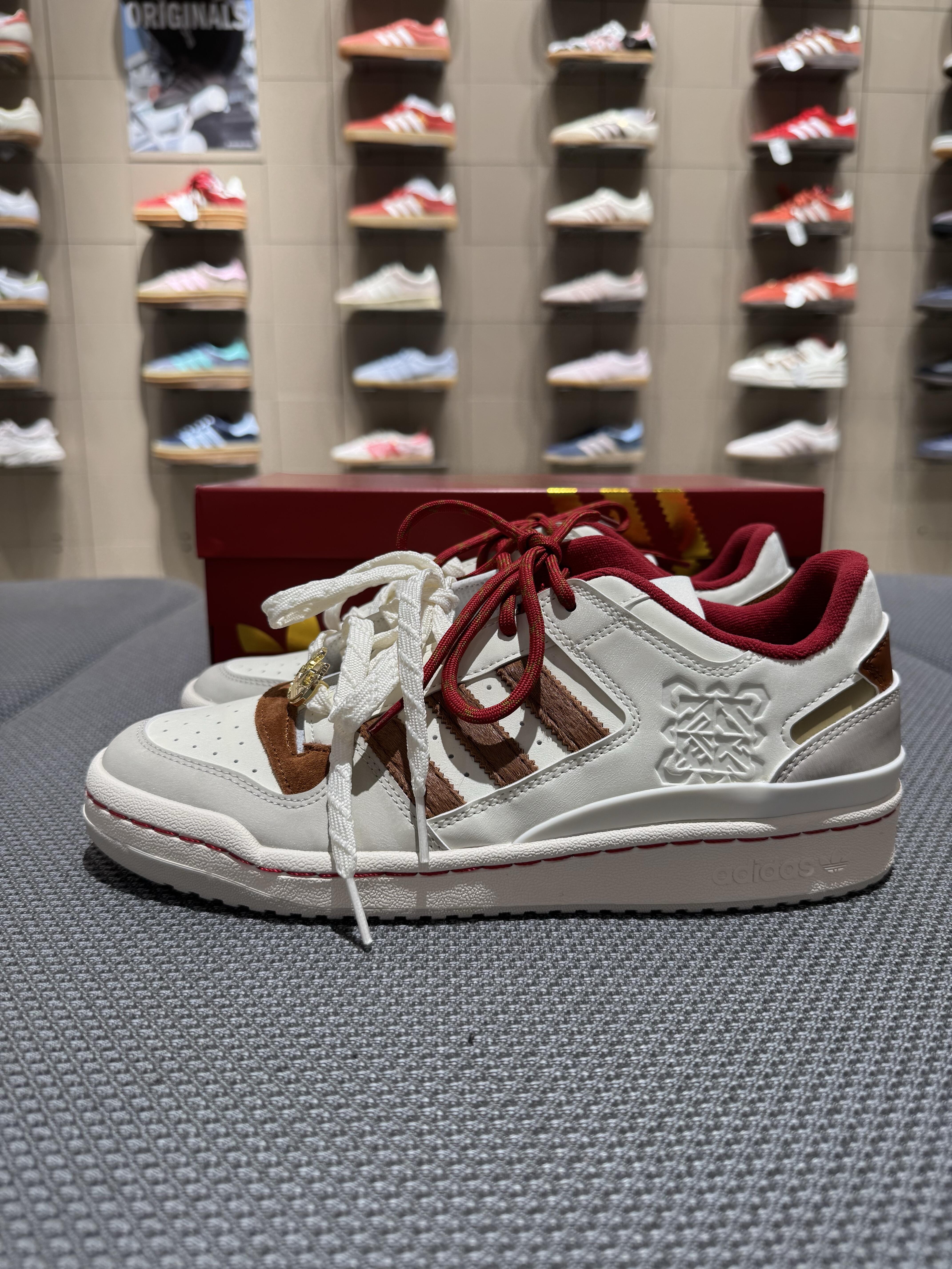 阿迪达斯2026马年限定 Forum 84，直接把新年氛围感拉满。经典复古鞋型配上马年限定专属设