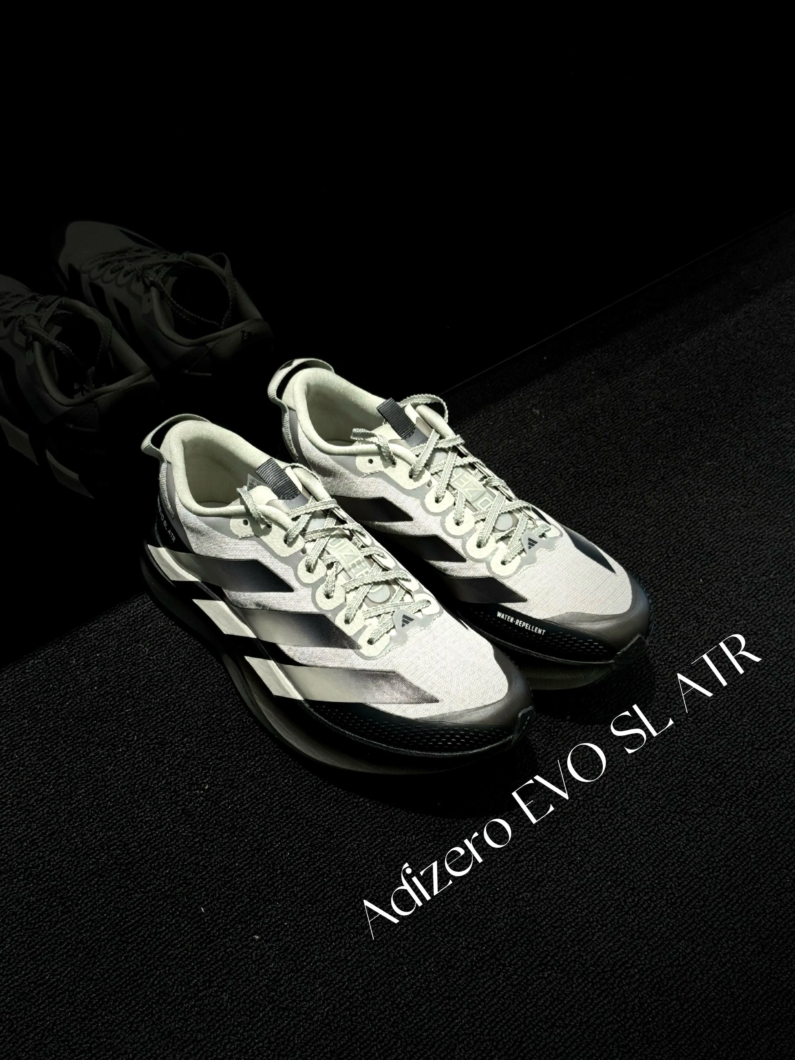 这双Adizero EVO SL ATR真的太懂城市跑者了!浅灰渐变鞋面自带高级雾感,三条杠渐变设