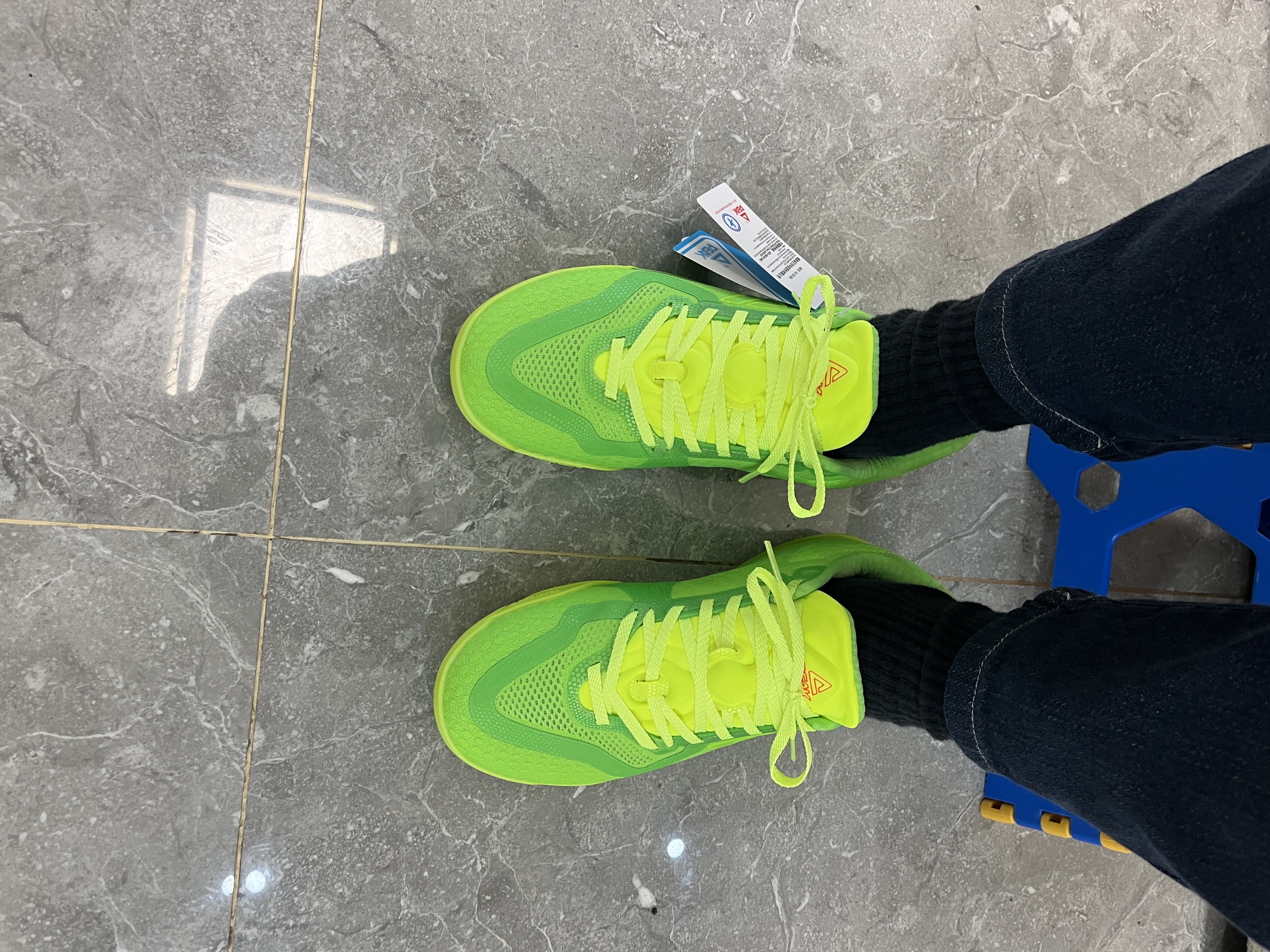 贴地差点意思？