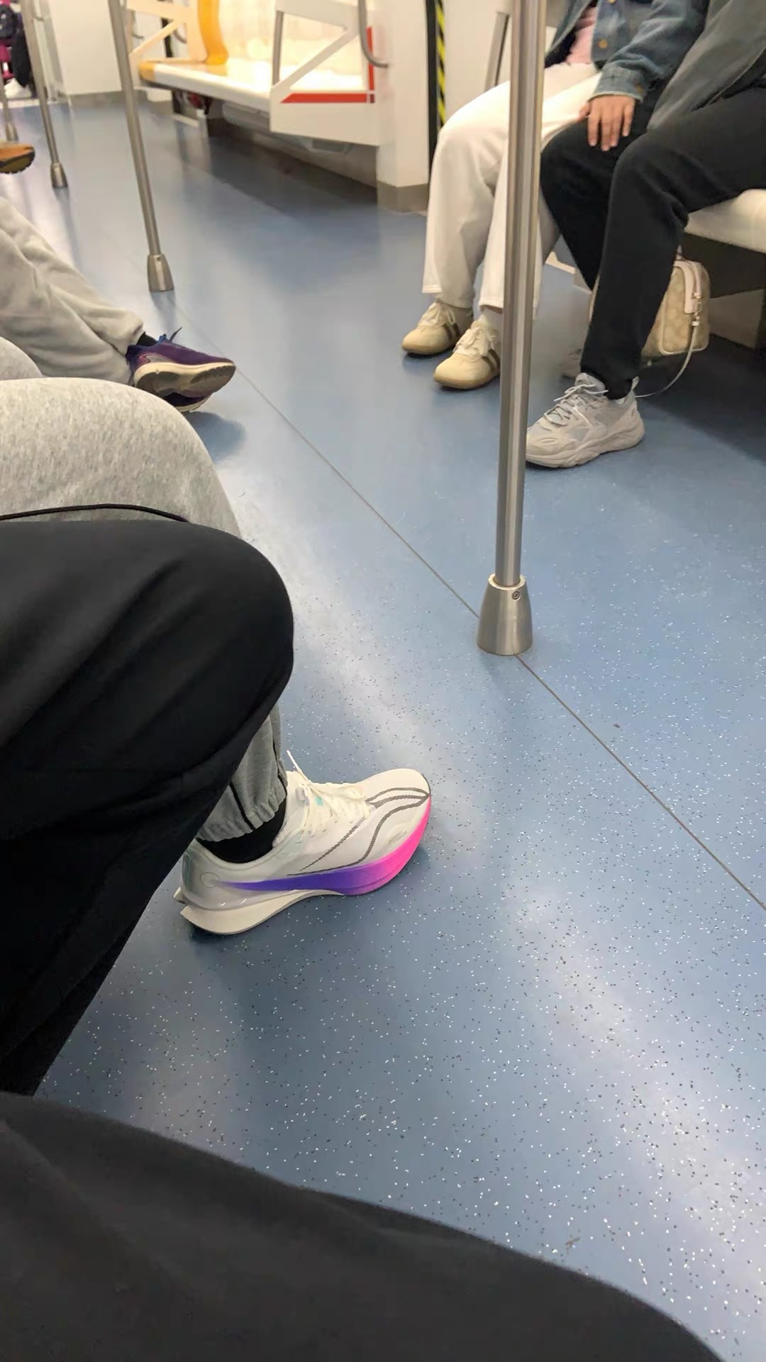 颜值杀疯了！李宁赤兔8PRO这双“紫粉极光”跑鞋也太会了