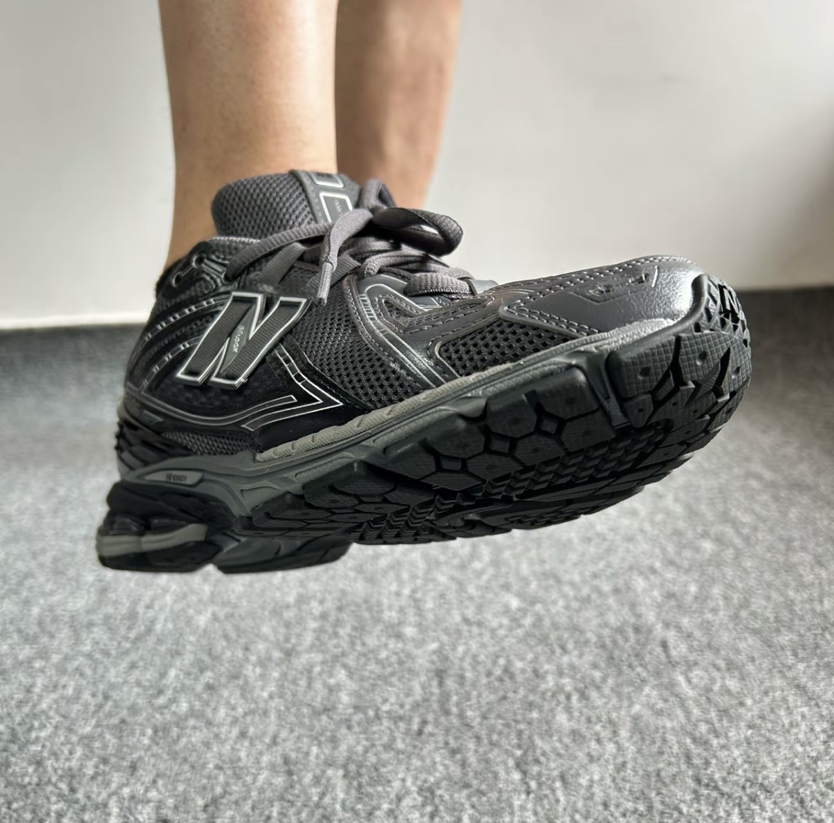 来看看New Balance 1906r 这款配色的上脚效果