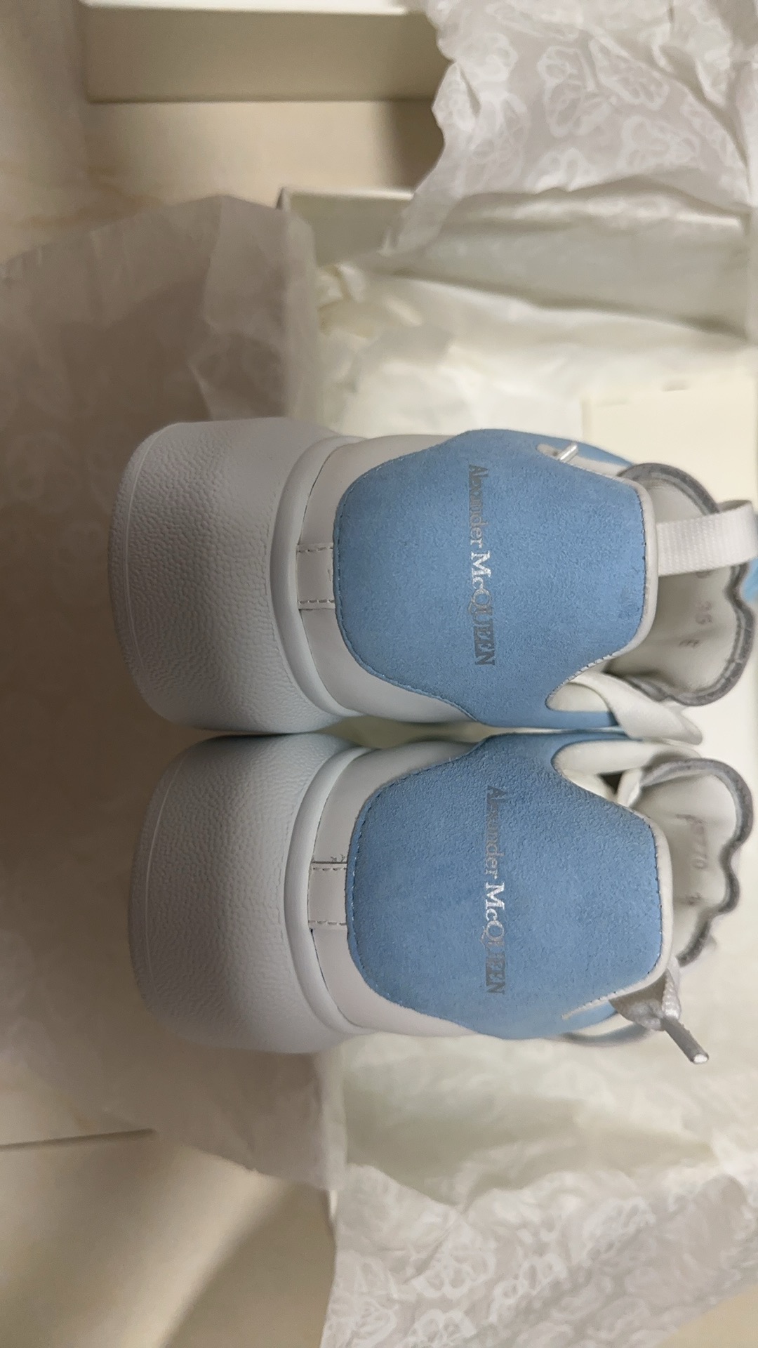 McQueen麂皮浅蓝尾