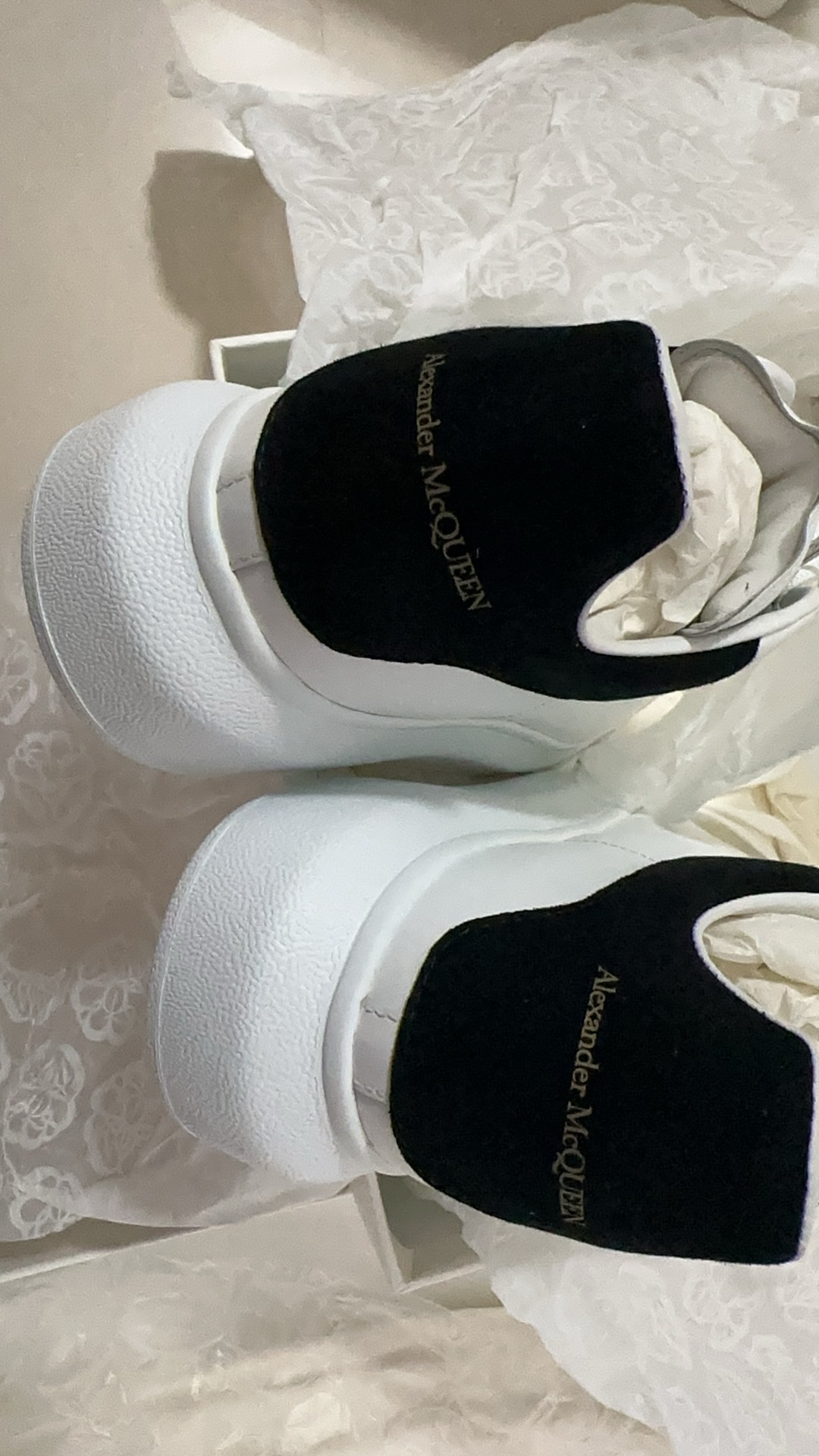 麦昆女款黑尾麂皮McQueen