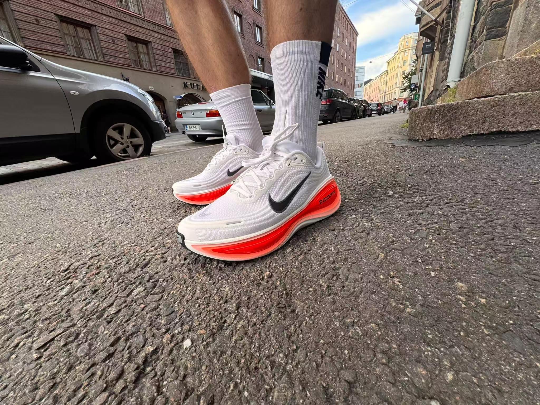 🔥Nike Vomero Plus 白红 | 被低估的“通勤+慢跑双王”！