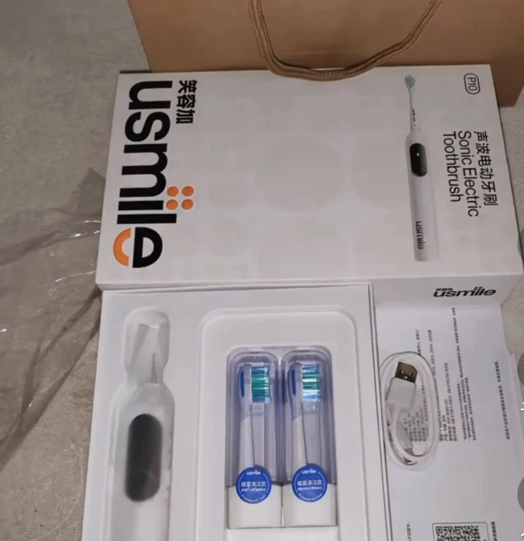 终于入手了种草已久的usmile P10成人款电动牙刷！开箱就被简约高级的包装戳中，机身握感舒适