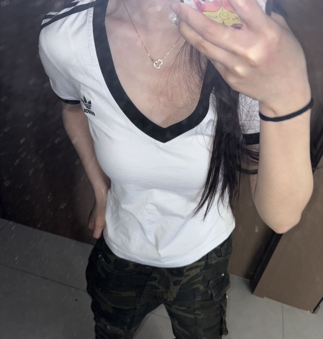 谁懂啊！三叶草V领T恤也太显身材了✨