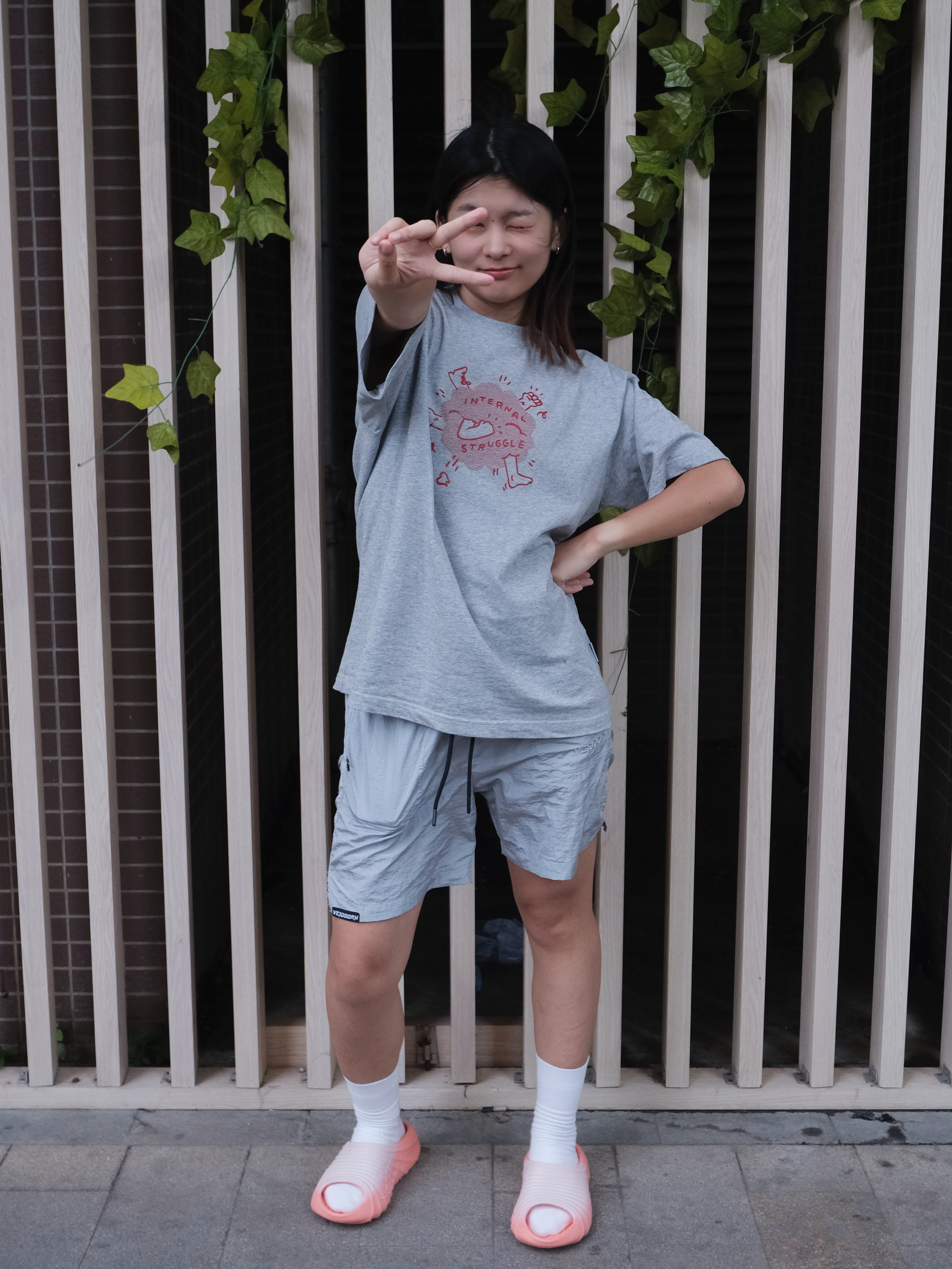 灰系懒人穿搭｜橘拖鞋才是点睛之笔