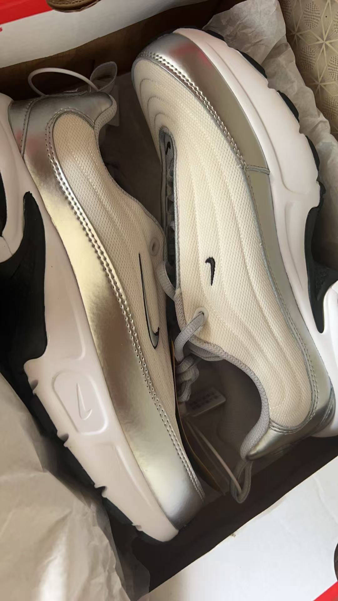 种草吸睛款。           1. 银白复古老爹鞋｜Nike Air Max Portal美到犯