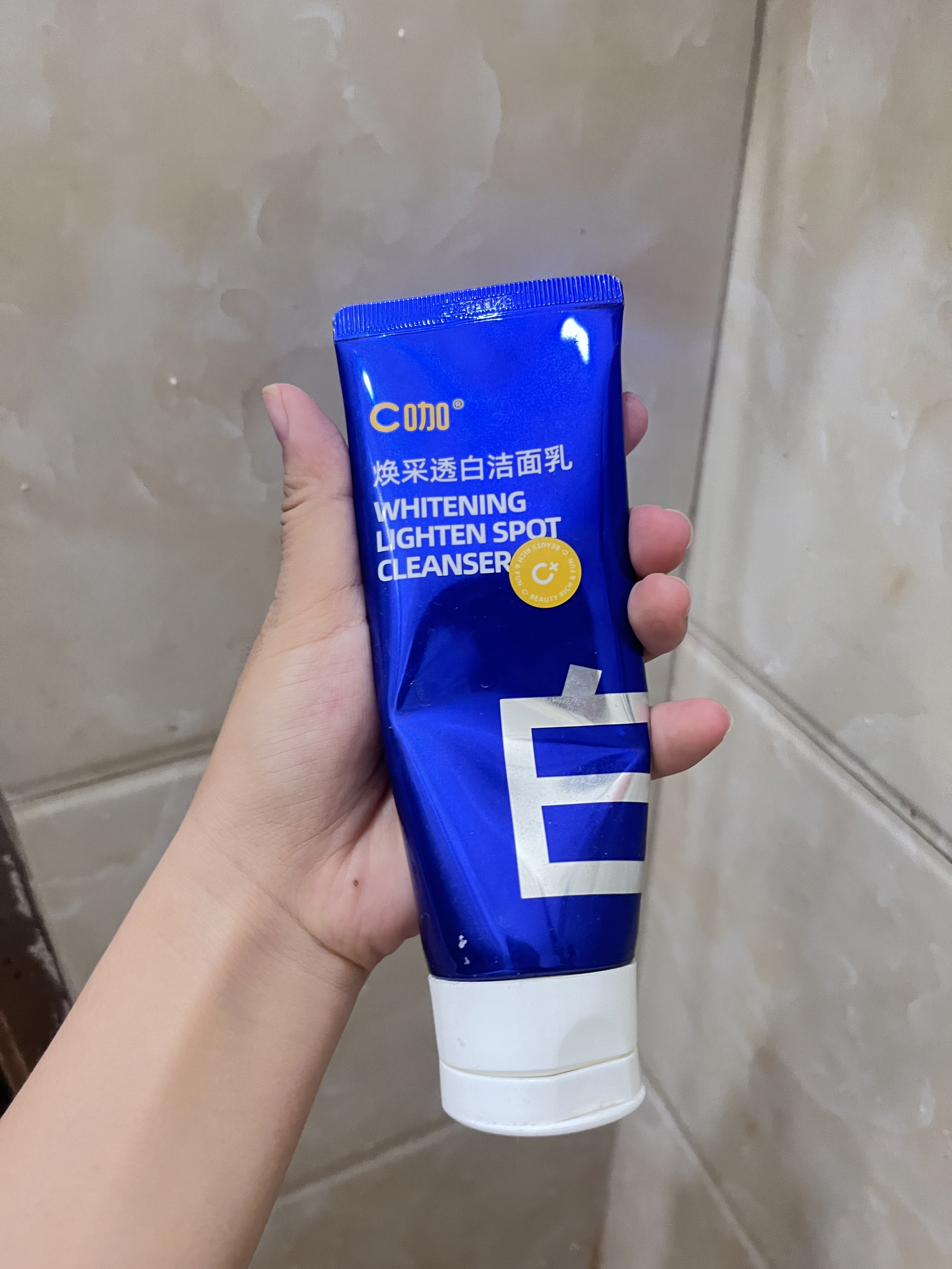 油黄皮、爱长痘的姐妹闭眼冲这支C咖焕采透白洁面！
