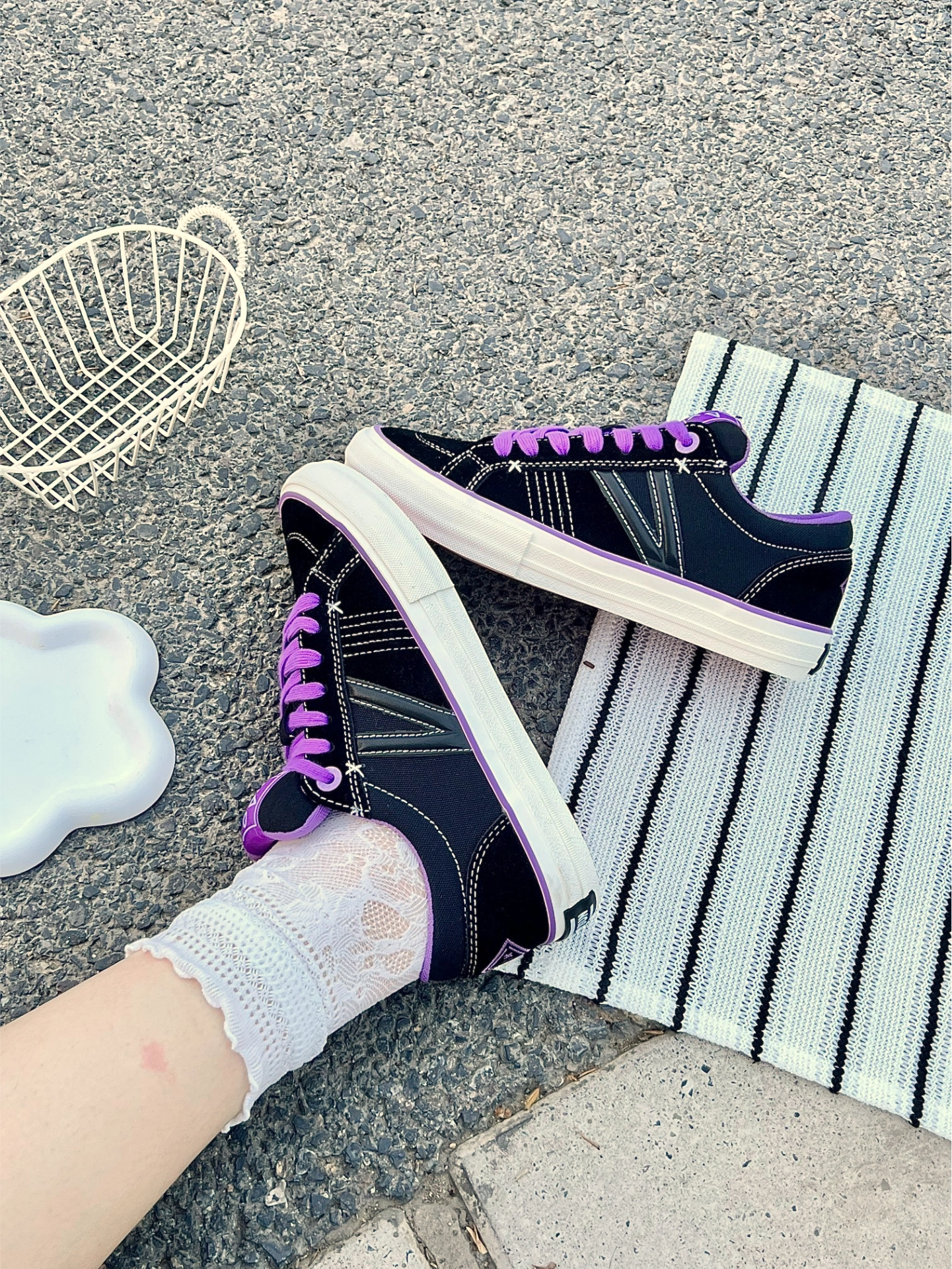 谁能拒绝一双黑紫复古板鞋💜
暗黑色调+灵